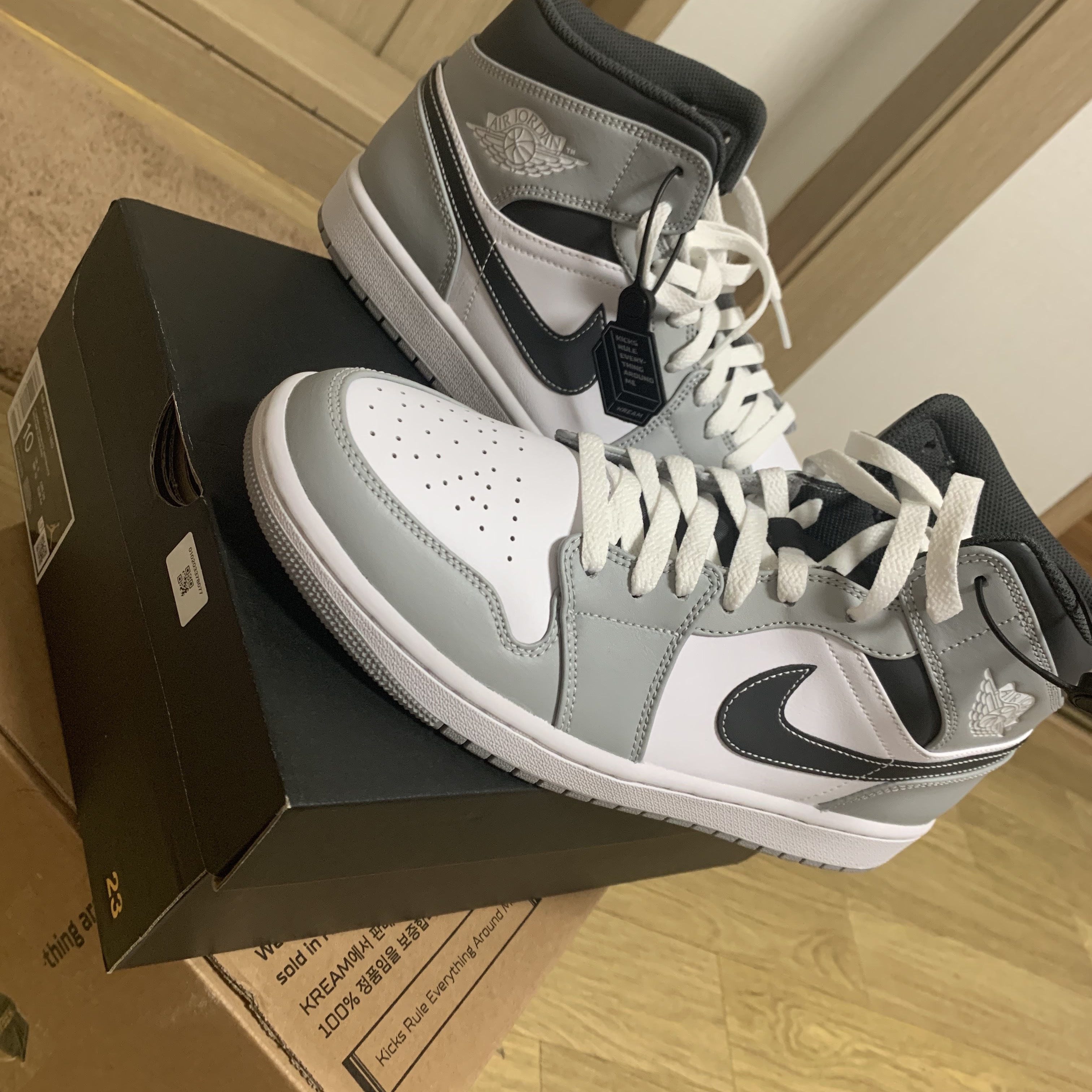 Jordan 1 Mid Light Smoke Grey Anthracite 착용 스타일 - 2