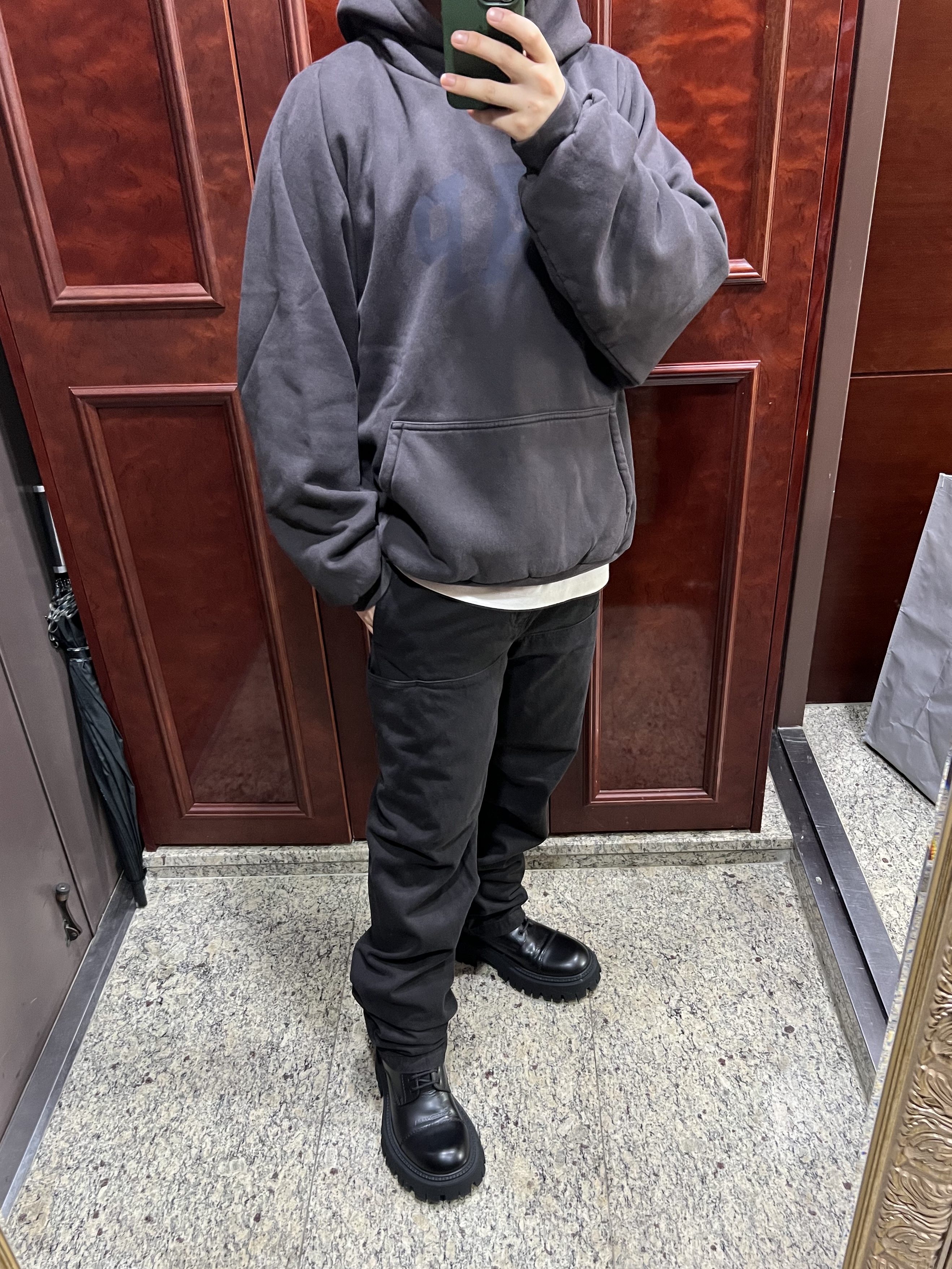 Yeezy Gap Engineered By Balenciaga Dove Shrunken Hoodie Black, Yeezy Gap Engineered By Balenciaga Sateen Cargo Pants Black 착용 스타일