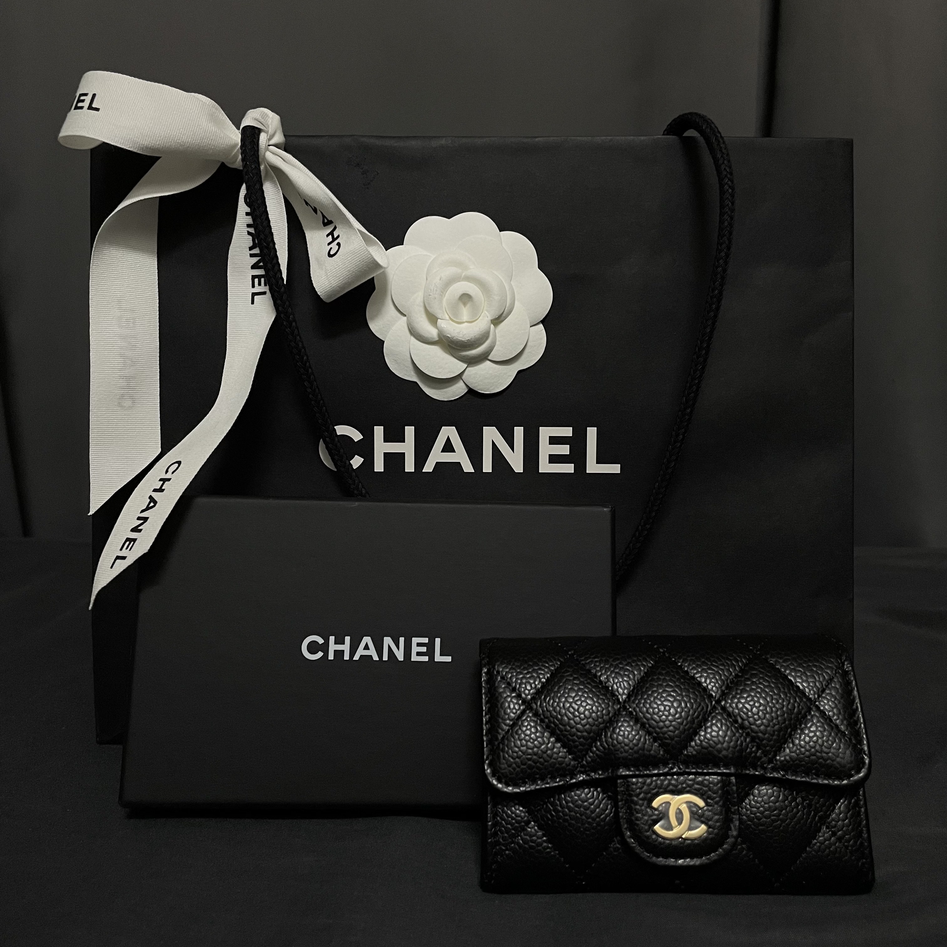 Chanel Classic Card Holder Grained Calfskin & Silver Black 착용 스타일