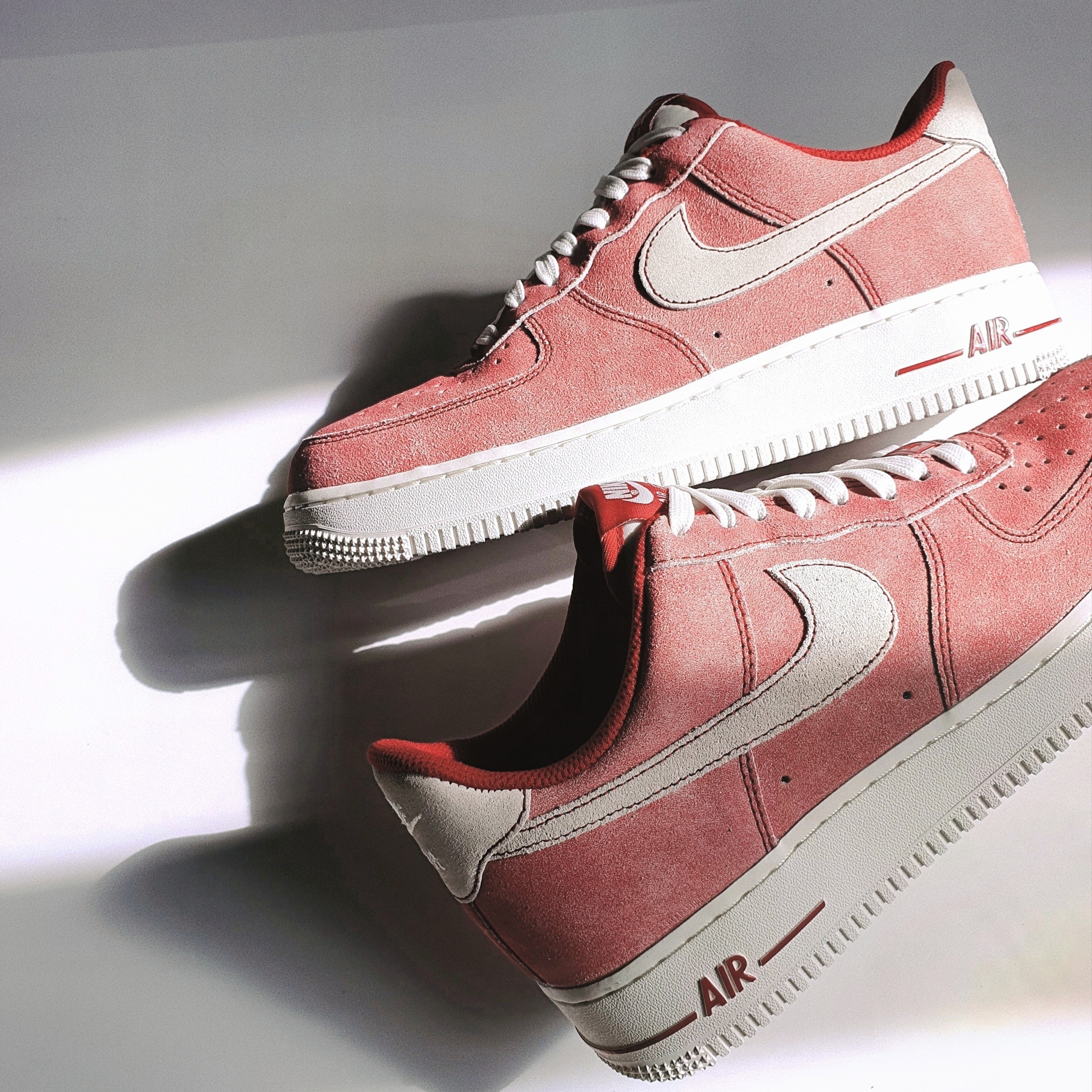 Nike Air Force 1 '07 LV8 Dusty Red 착용 스타일