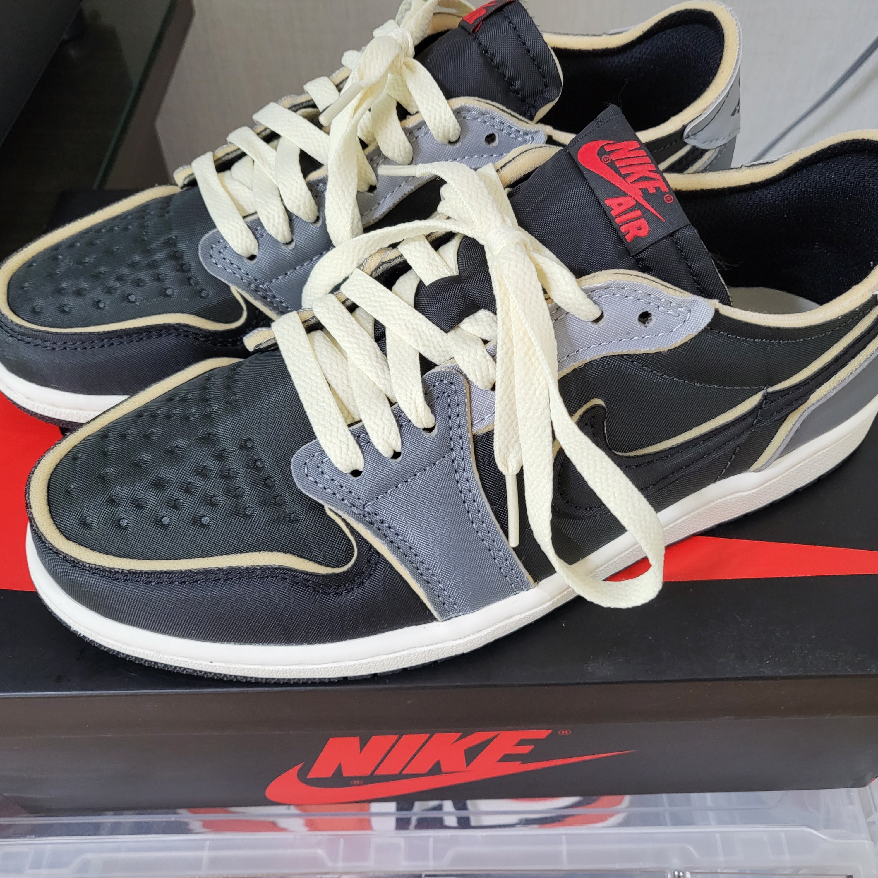 Jordan 1 Retro Low OG EX Black and Smoke Grey 착용 스타일 - 2