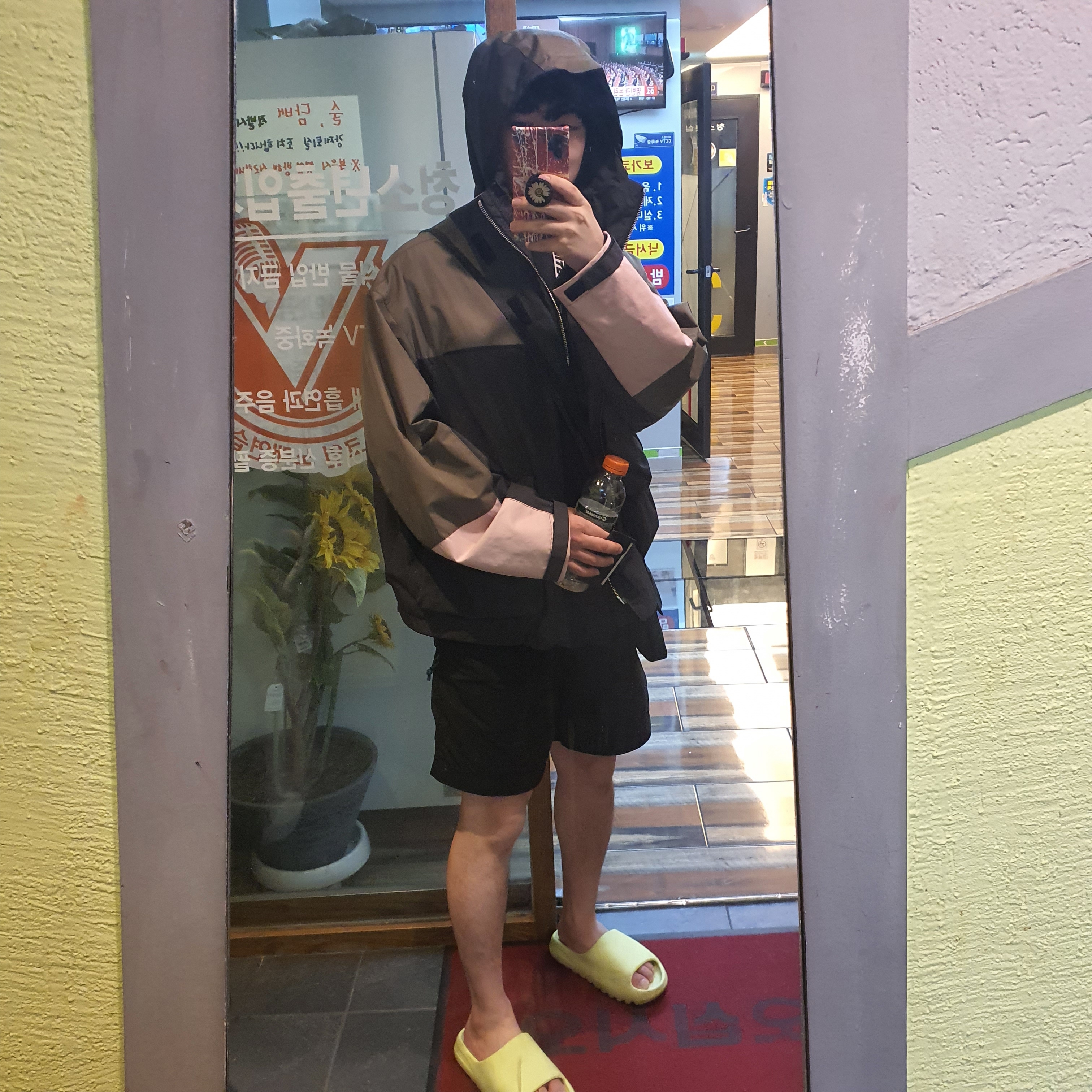 Adidas Yeezy Slide Glow Green 착용 스타일