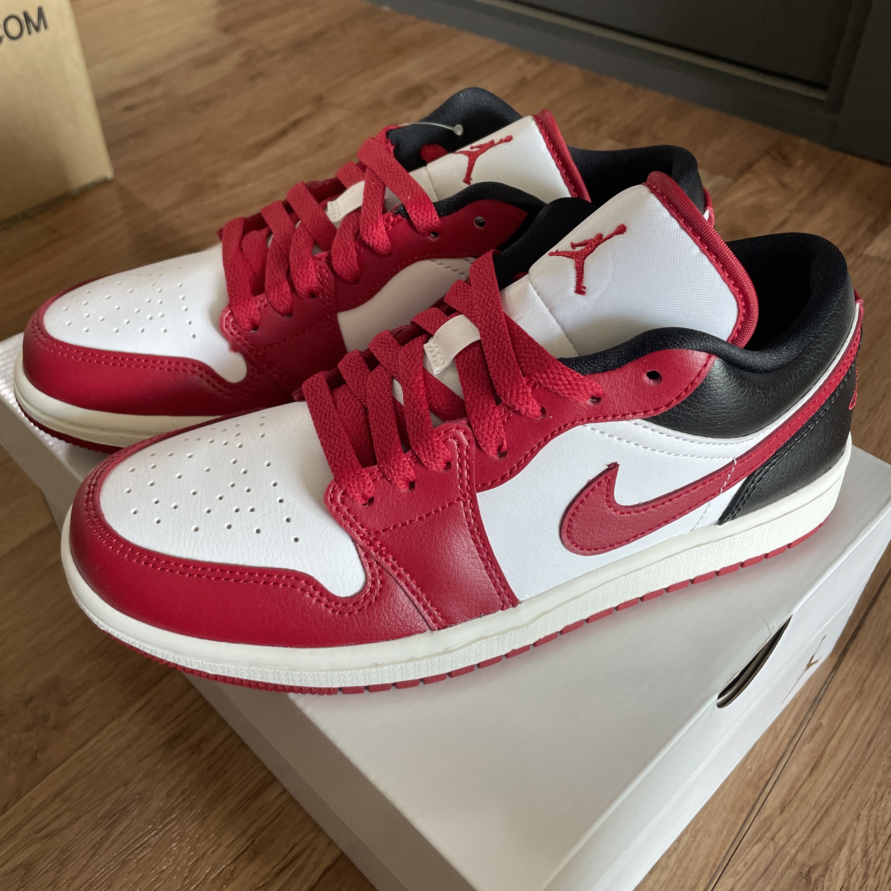 (W) Jordan 1 Low White Gym Red 착용 스타일
