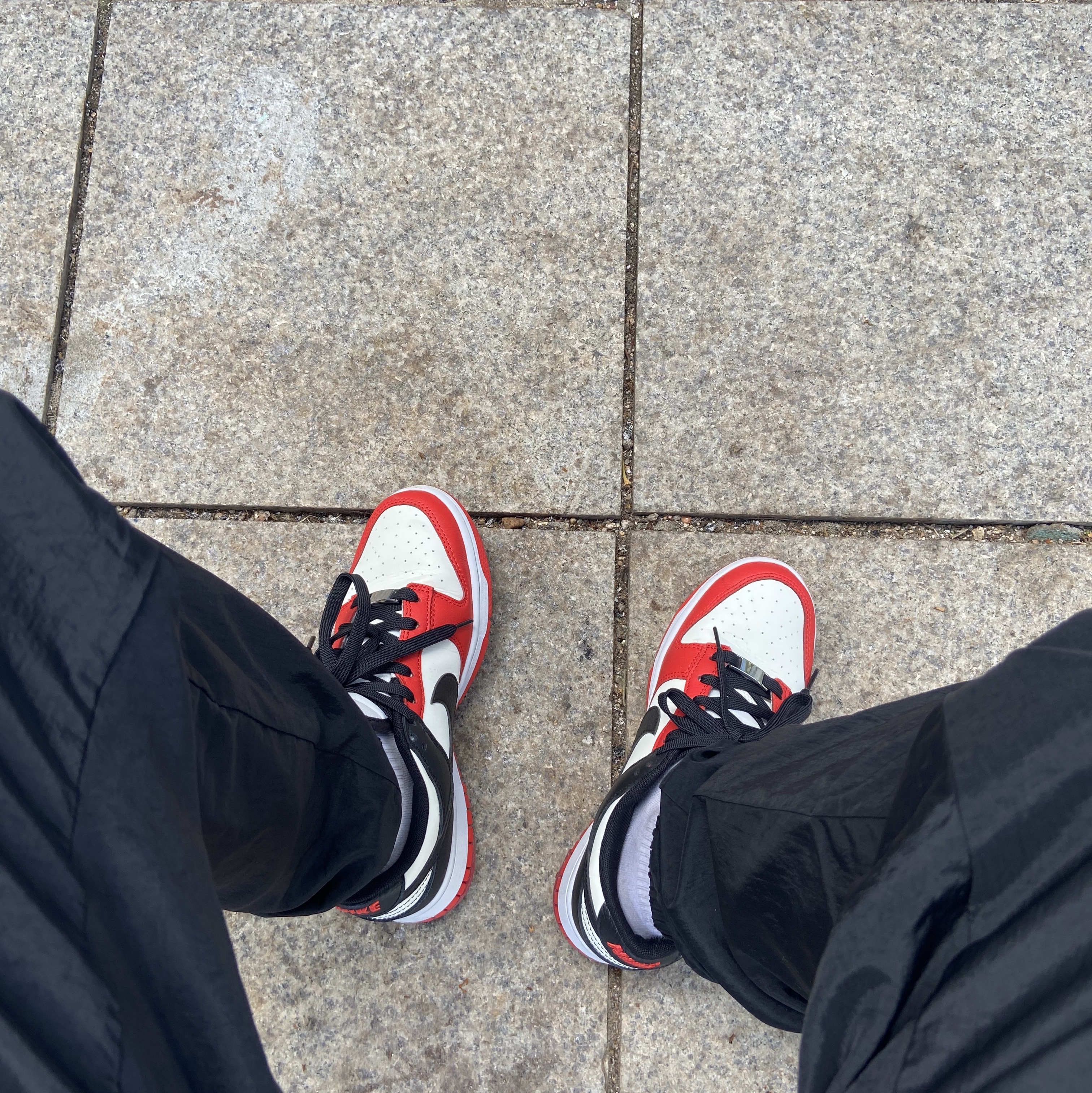 Nike x NBA Dunk Low Retro EMB Black and Chile Red 착용 스타일