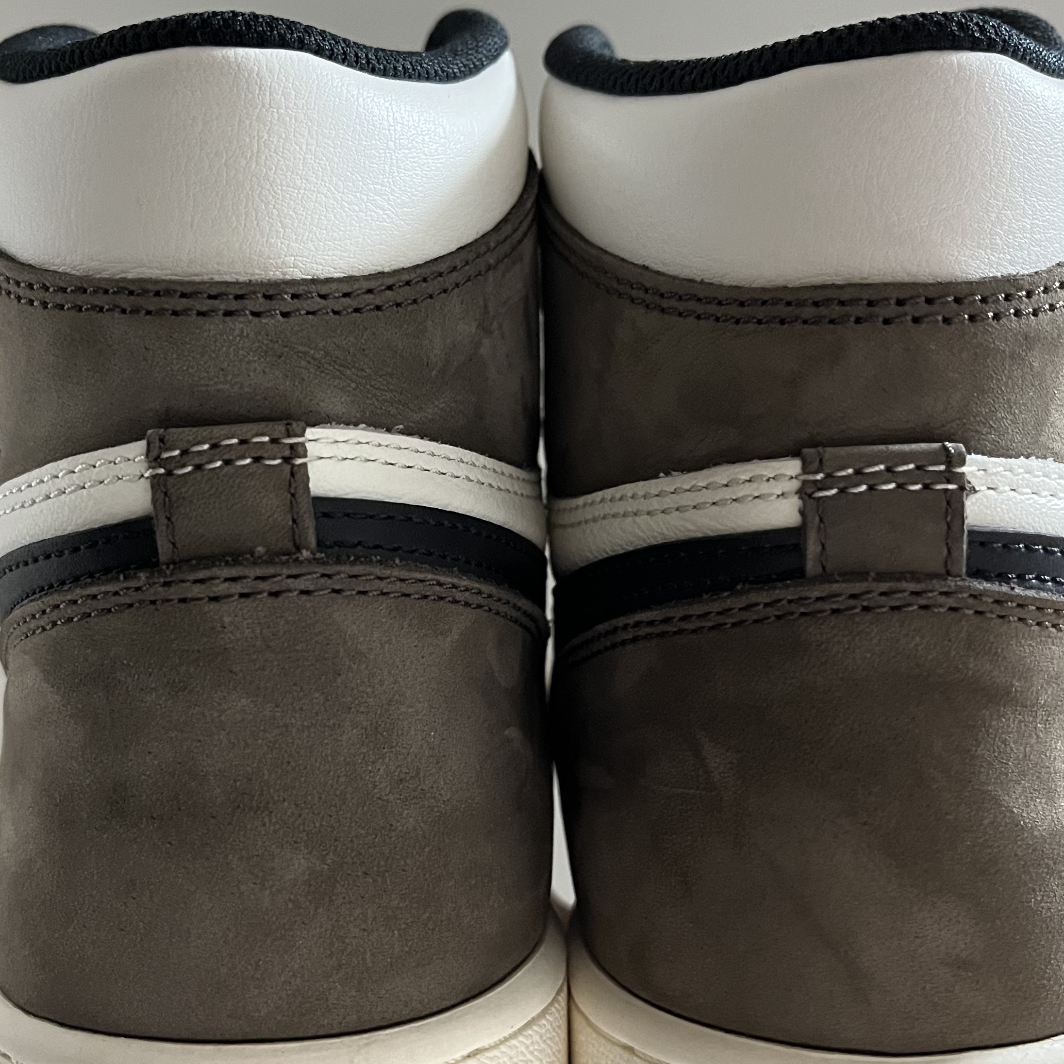 Jordan 1 Retro High OG Black Mocha 착용 스타일 - 5
