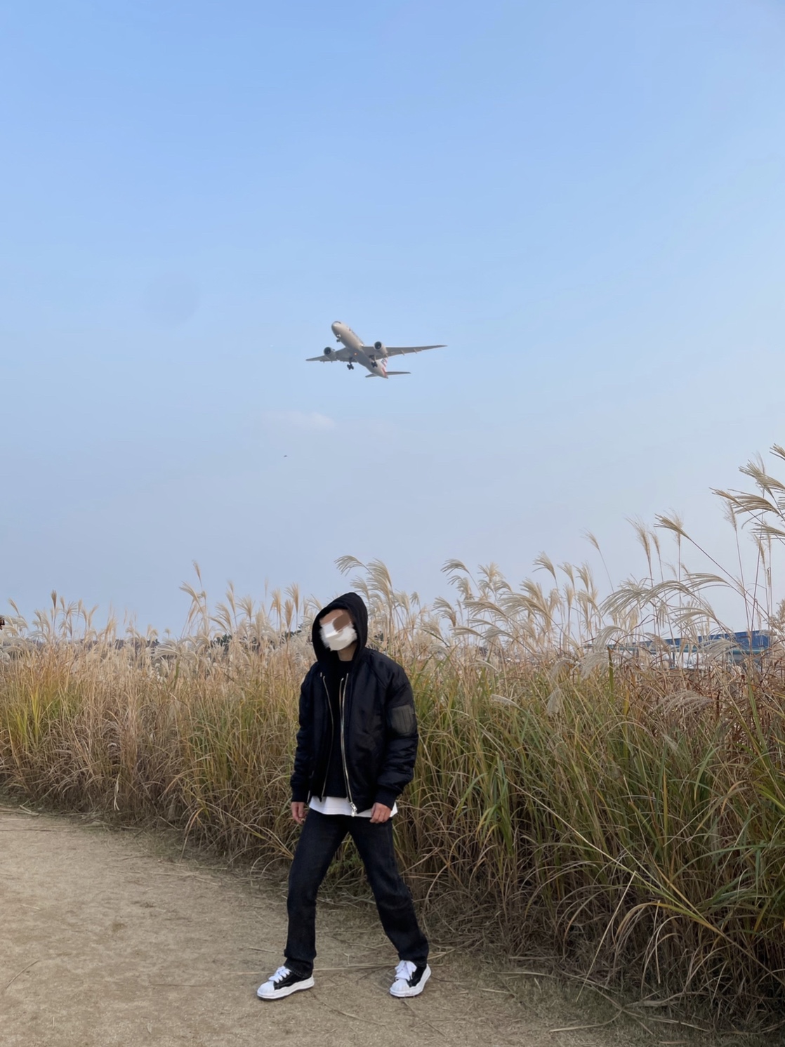 Juun.J Detachable Hood MA-1 Jumper Black - 22FW, Maison Mihara Yasuhiro Blakey OG Sole Canvas Low-top Sneakers Black 착용 스타일 - 1