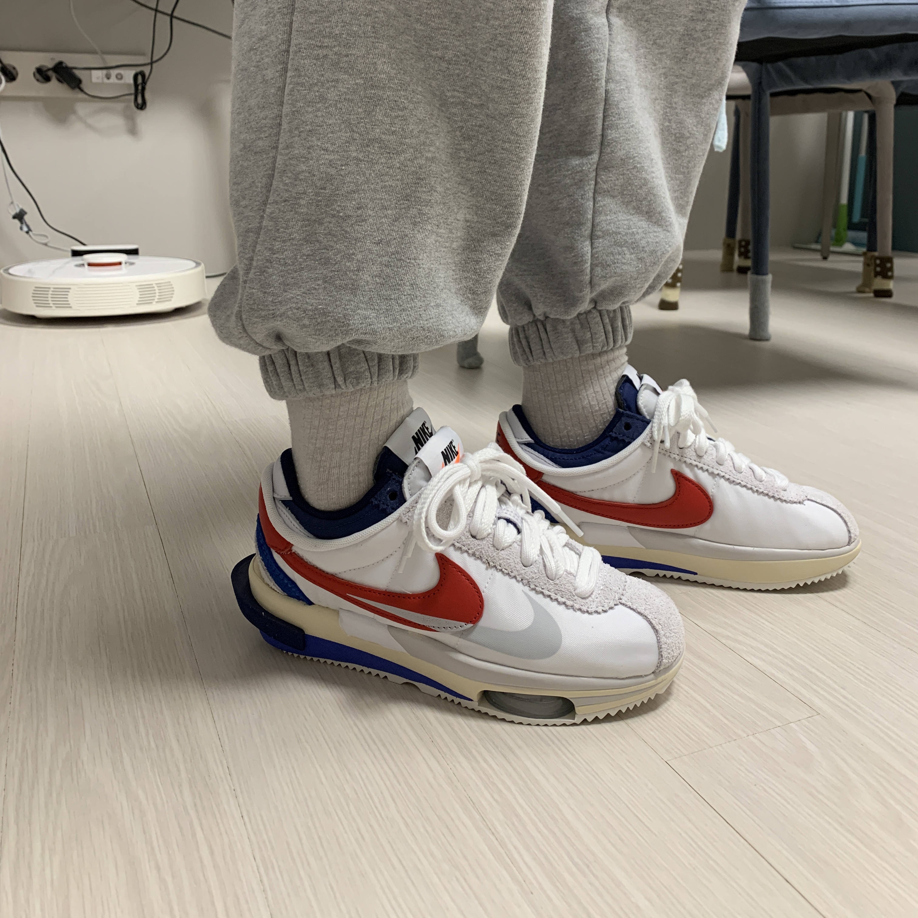 Nike x Sacai Zoom Cortez SP White and University Red 착용 스타일 - 2