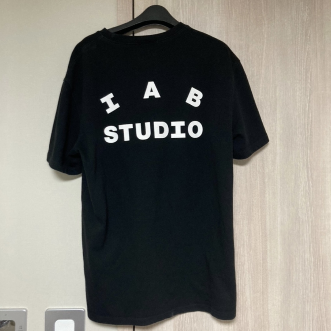 IAB Studio Black Glow T-Shirt 착용 스타일
