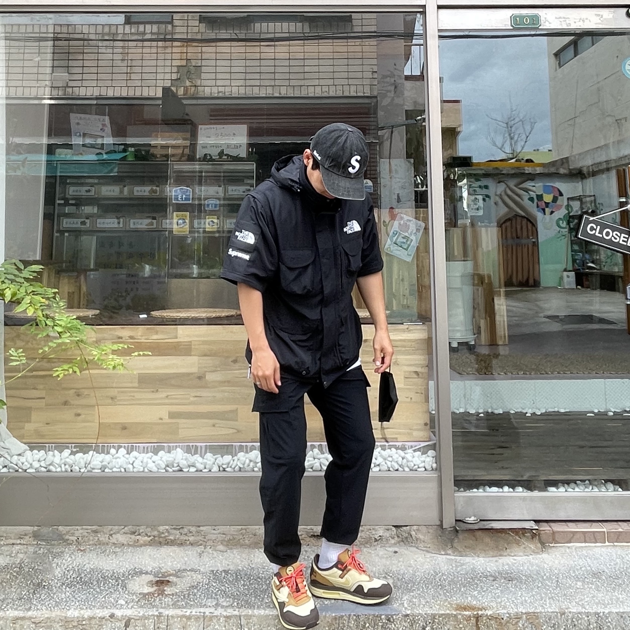 Nike x Travis Scott Air Max 1 Cact.us Brown, Supreme Kevlar Denim S Logo 6-Panel Black - 22SS 착용 스타일