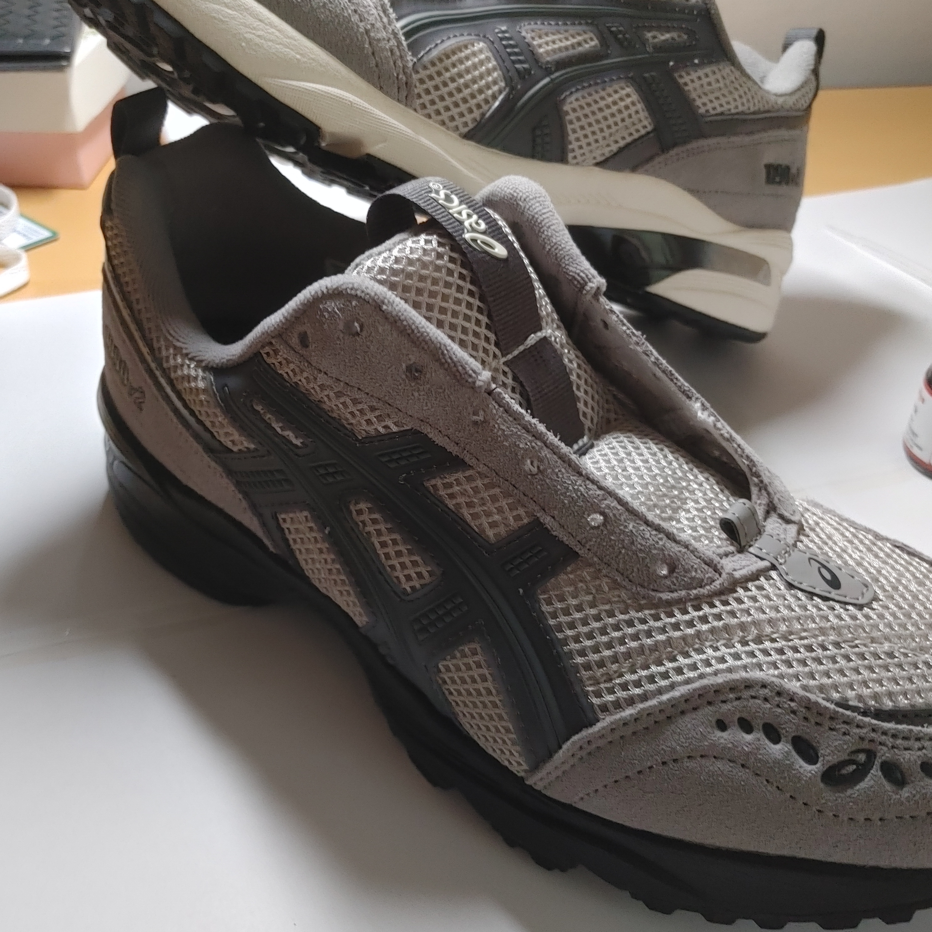 Asics Gel-1090 V2 Oyster Grey, Jordan 1 Retro Low OG Black and Dark Powder Blue 착용 스타일 - 2