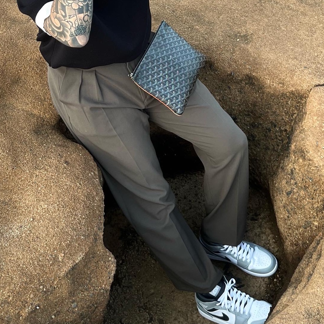 Jordan 1 Mid Light Smoke Grey Anthracite, Goyard Senat Pochette MM Black 착용 스타일 - 1