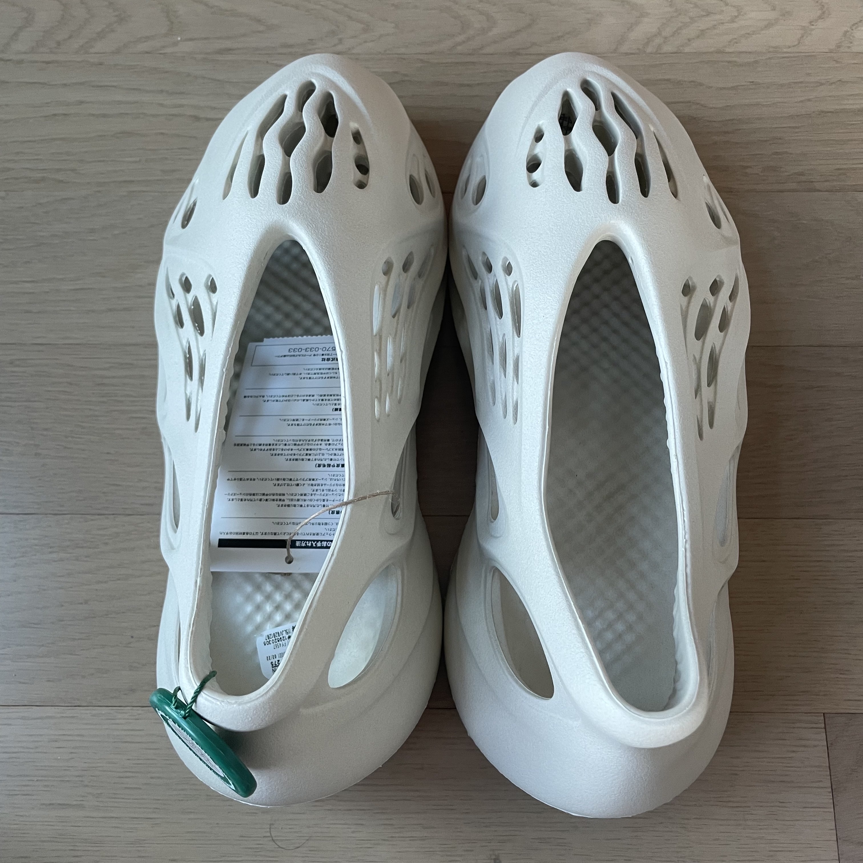 Adidas Yeezy Foam RNNR Sand 착용 스타일 - 1