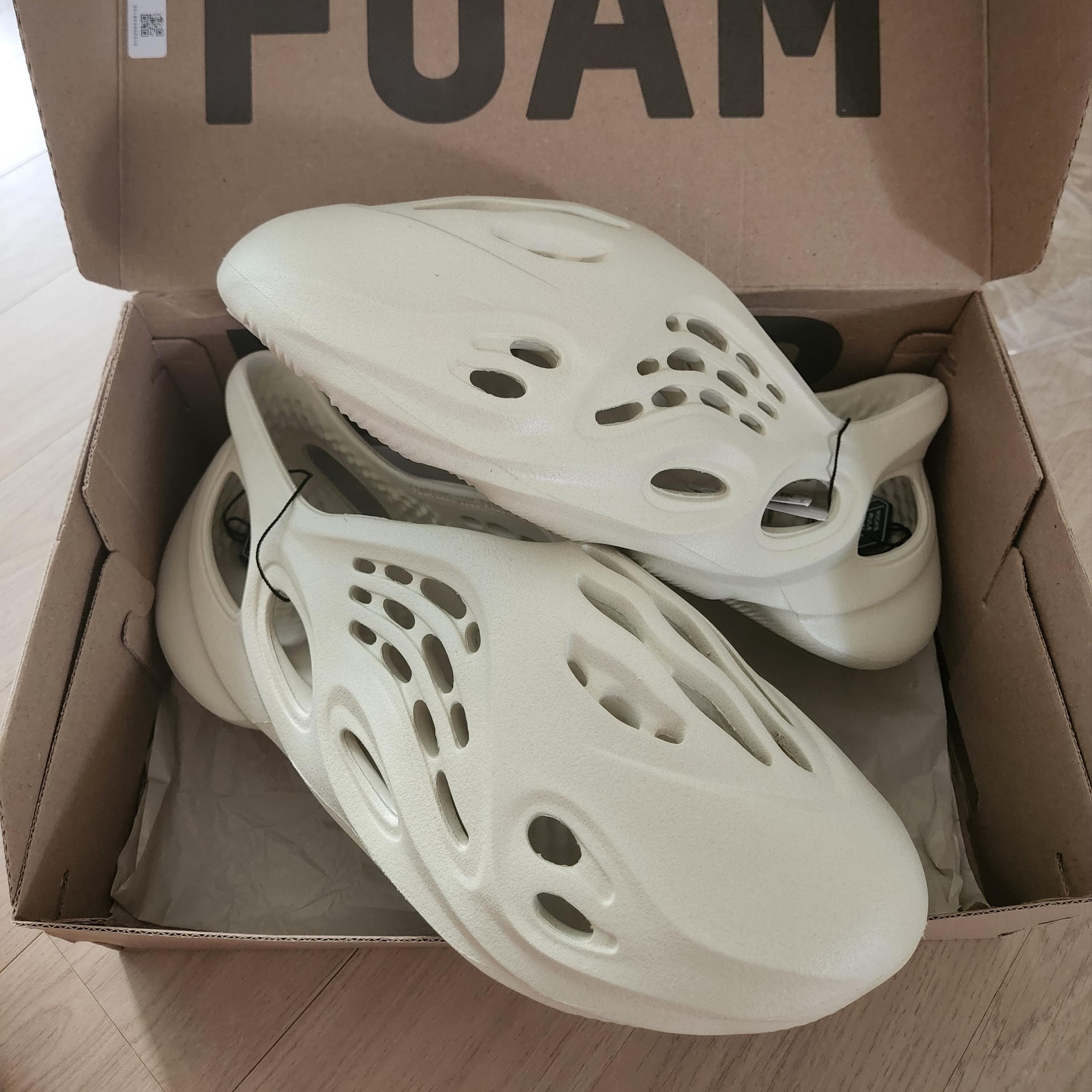 Adidas Yeezy Foam RNNR Sand 착용 스타일