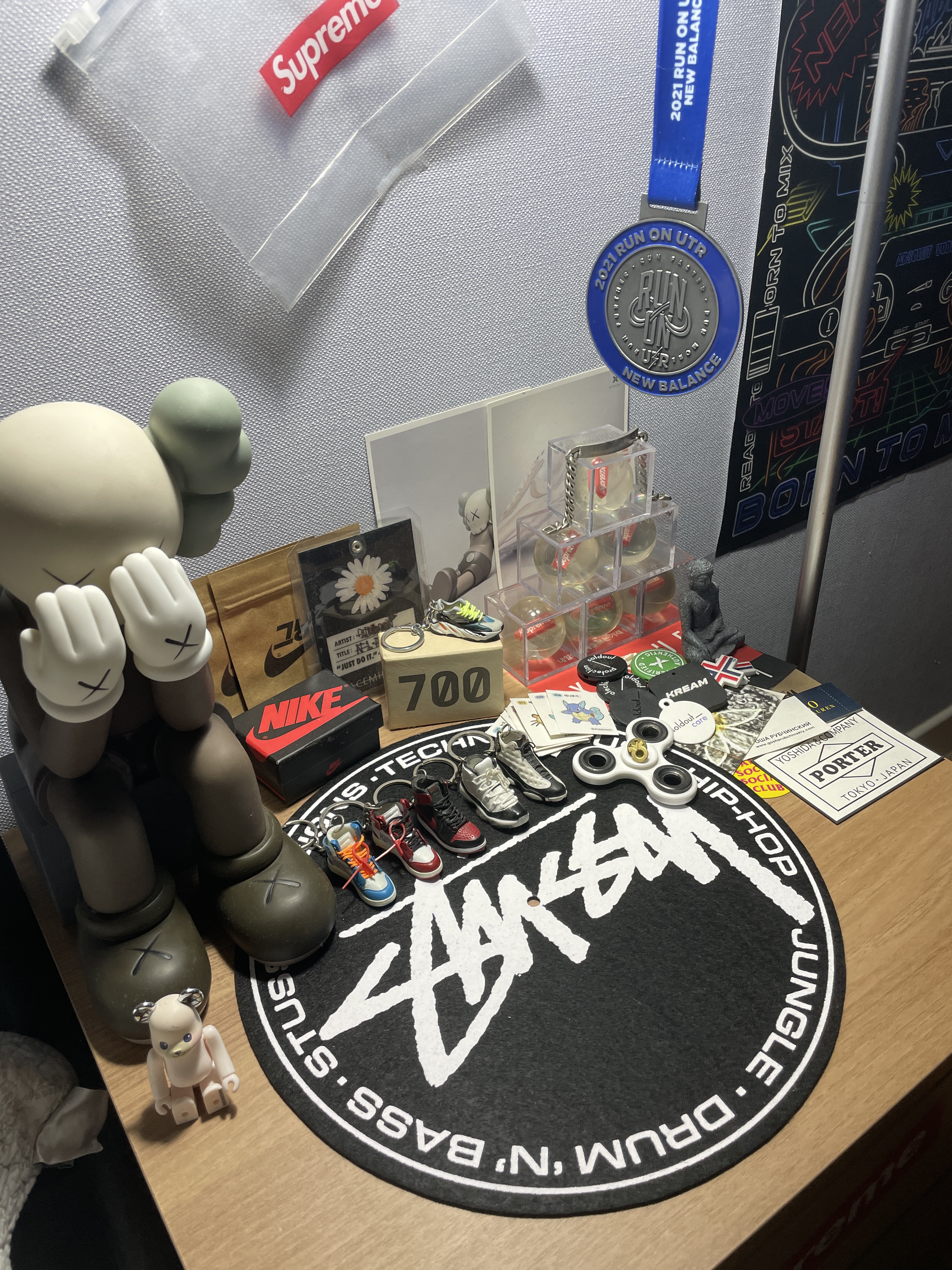 Supreme Ziploc Bags (Box of 30), Stussy 12 Inch Post Modern Slipmats (2 Pack) 착용 스타일