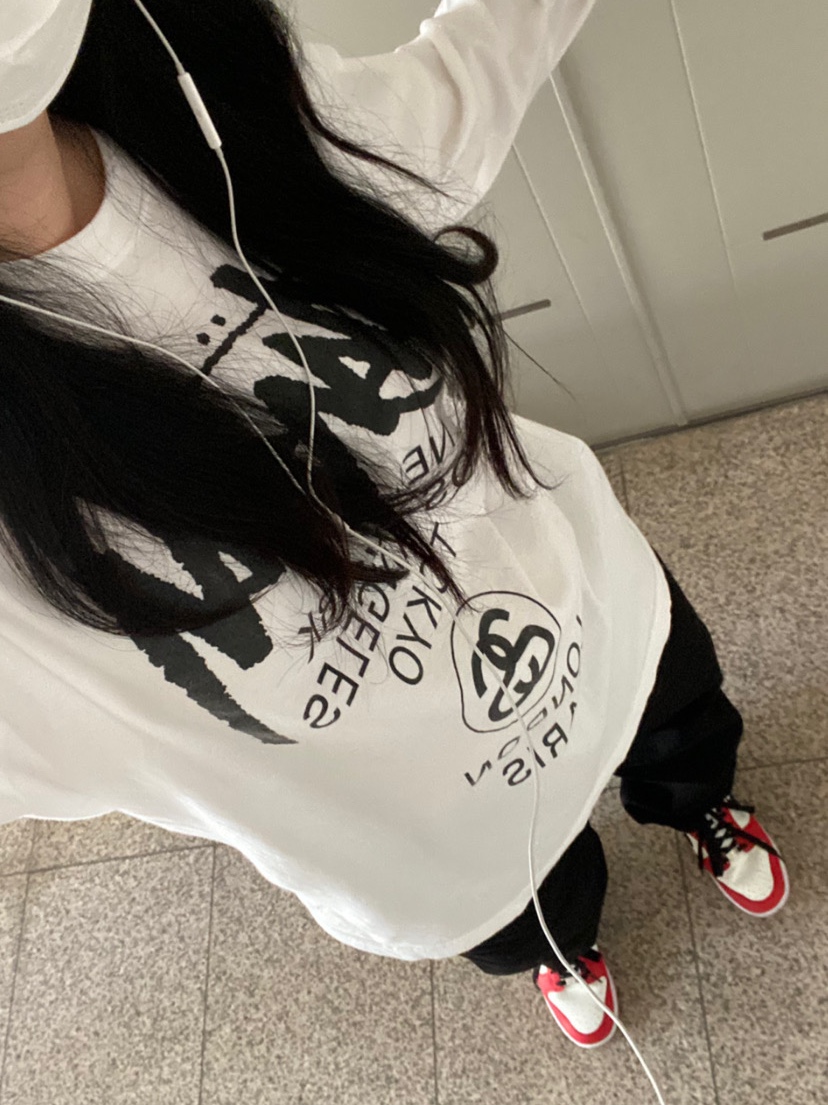 Stussy World Tour LS T-Shirt White, Nike x NBA Dunk Low Retro EMB Black and Chile Red 착용 스타일