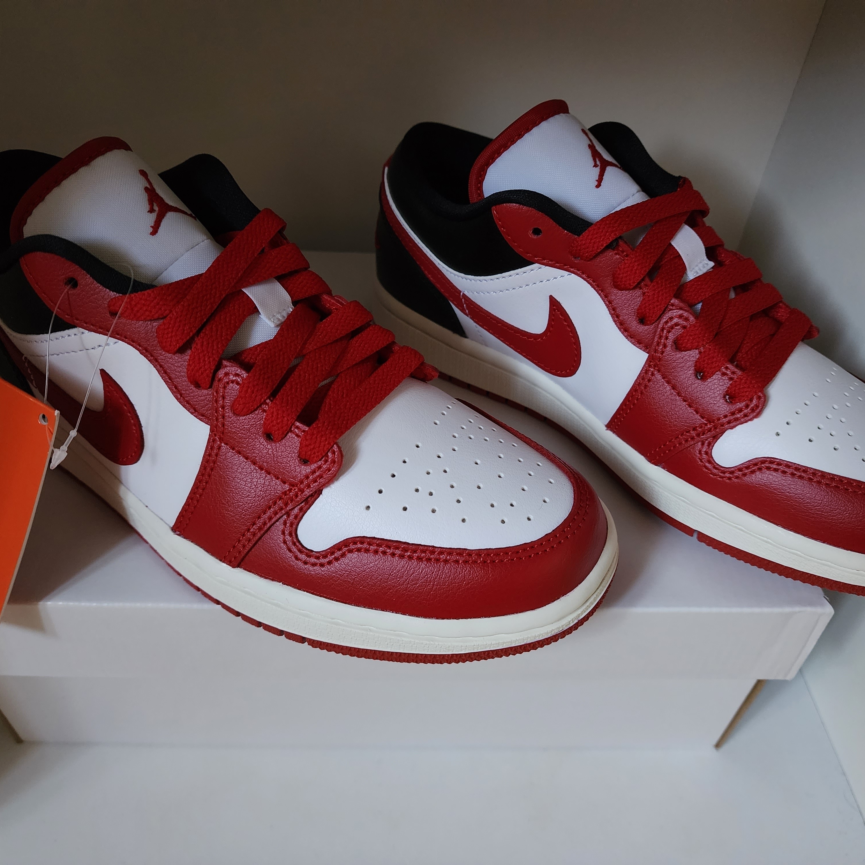 (W) Jordan 1 Low White Gym Red 착용 스타일 - 2