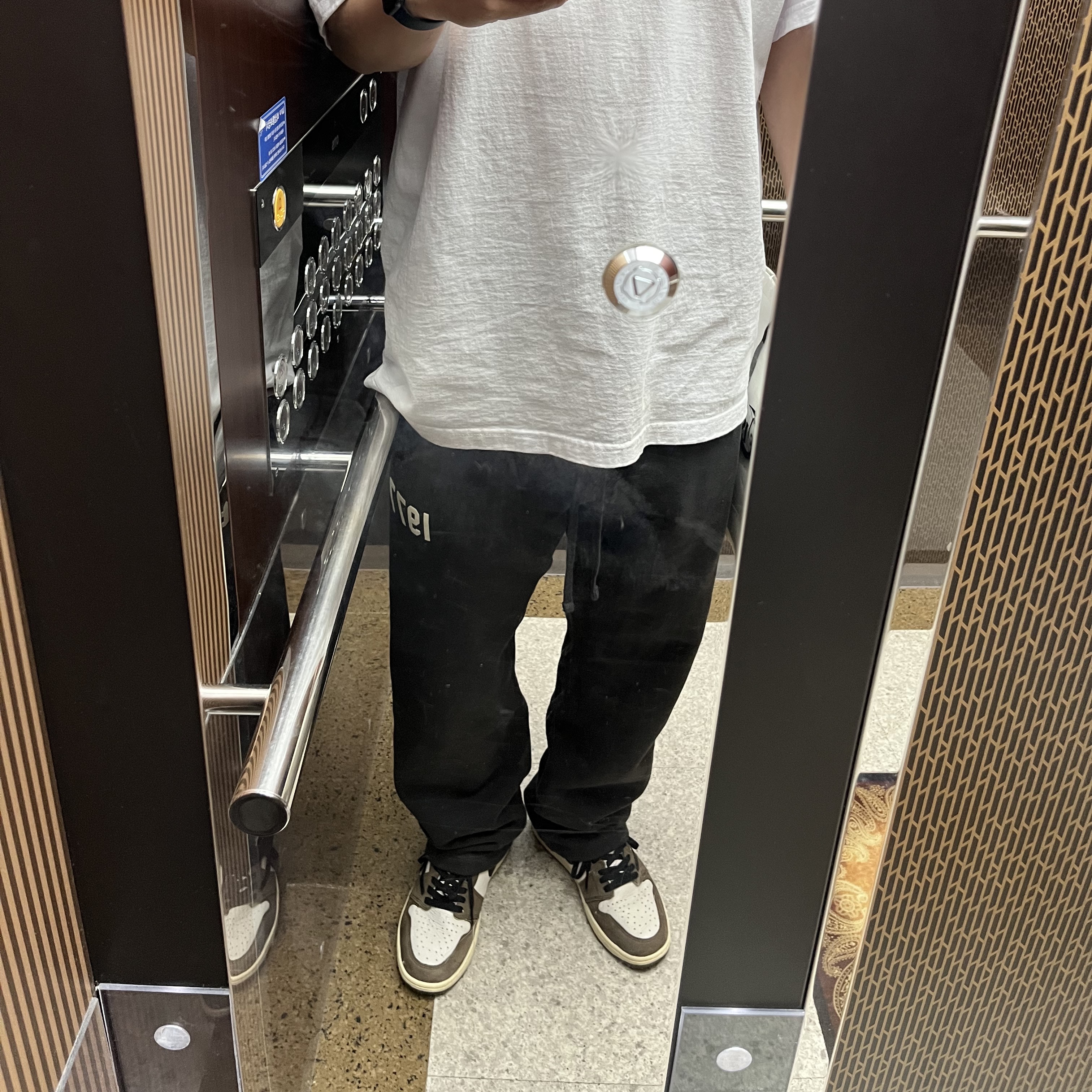 Essentials 1977 Relaxed Sweatpants Iron - 22SS, Jordan 1 x Travis Scott Retro High OG SP Mocha 착용 스타일