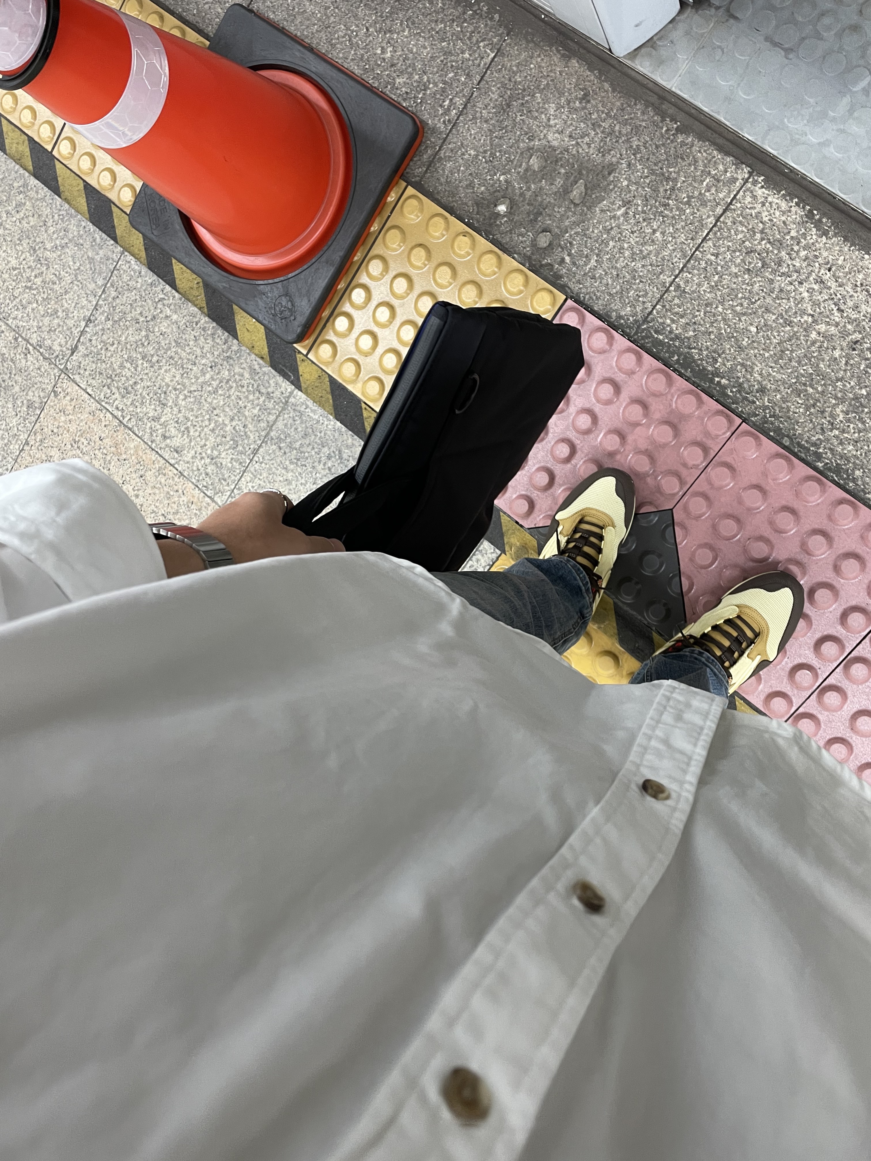 Nike x Travis Scott Air Max 1 Cact.us Brown, Supreme x Nike Cotton Twill Shirt White - 21SS 착용 스타일 - 1