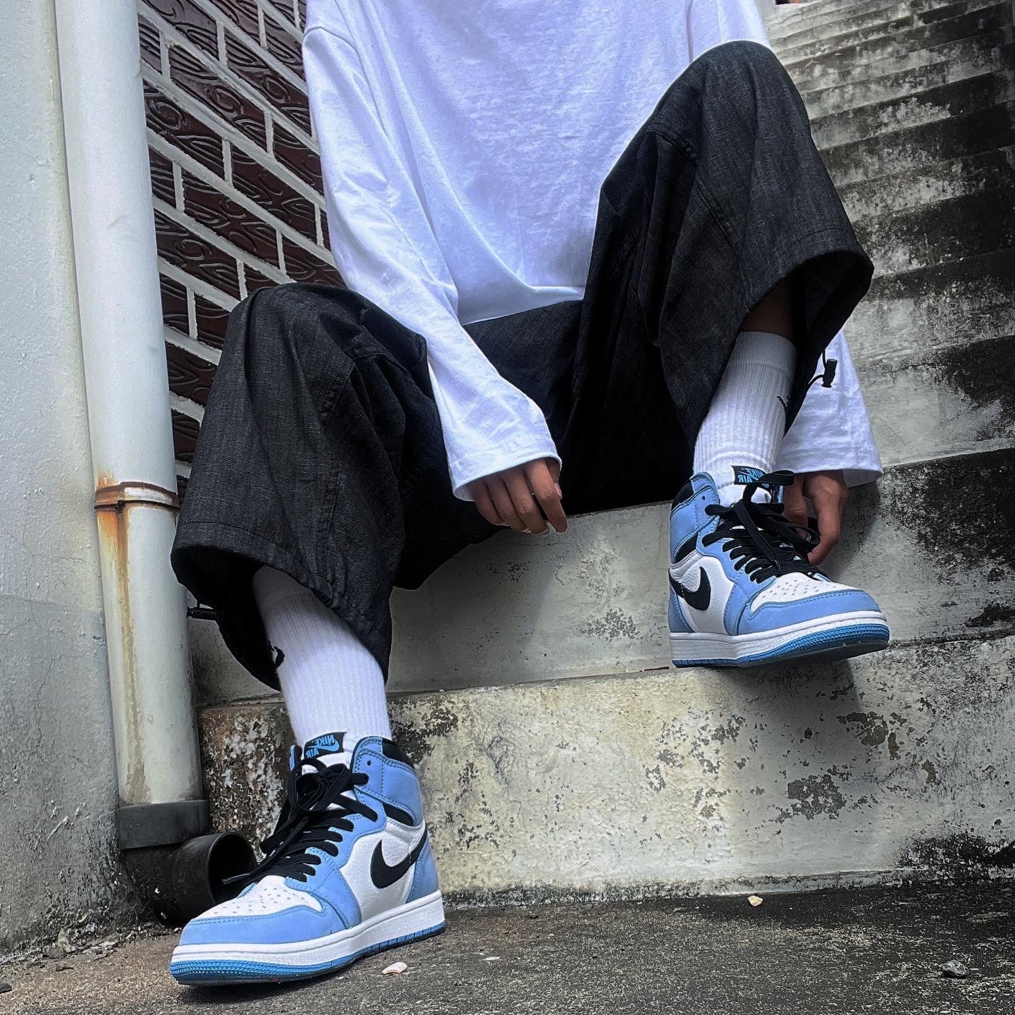 Jordan 1 Retro High OG University Blue 착용 스타일 - 2