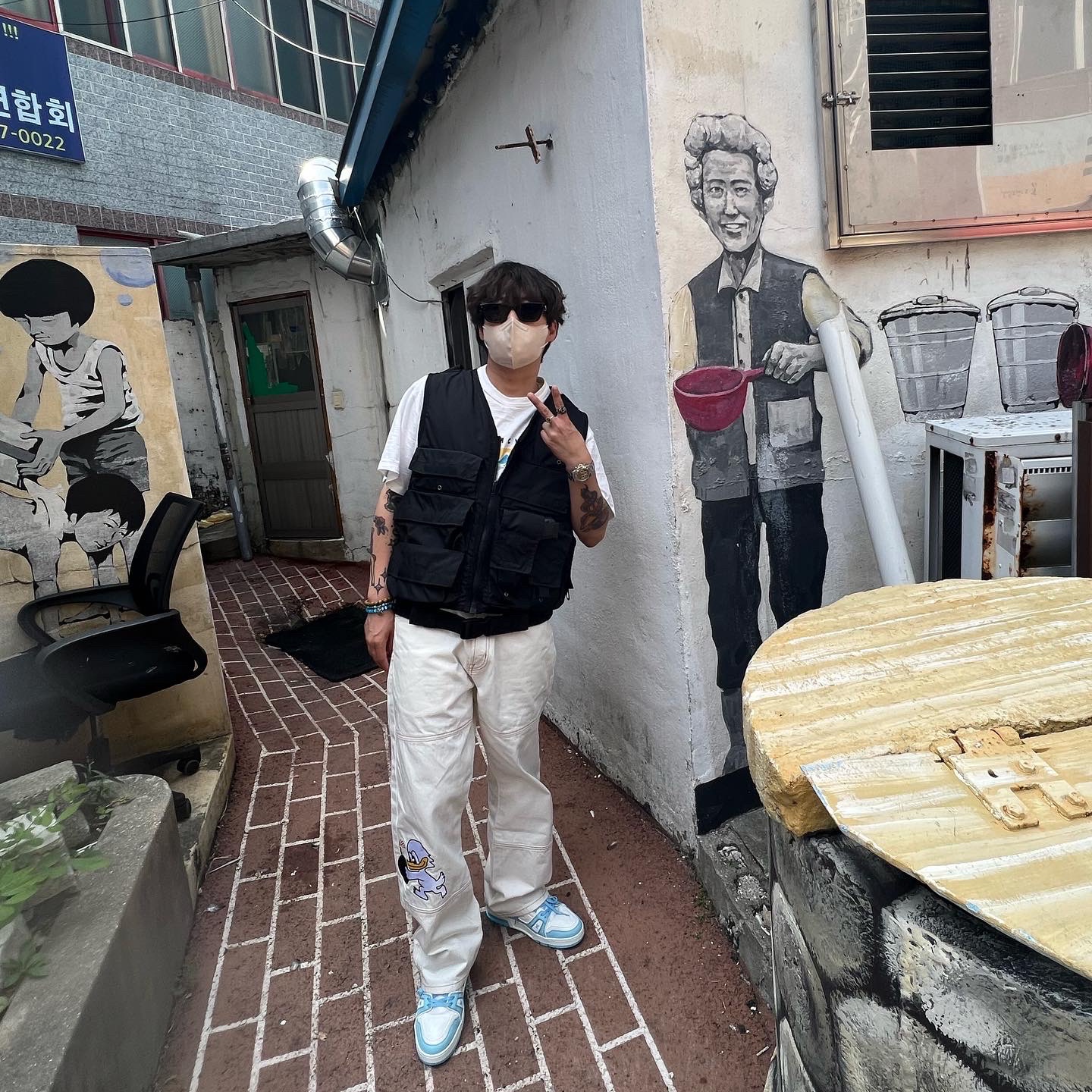 Palace Duck Bomb Panel Jeans White - 22SS, Louis Vuitton LV Trainer Sneakers Bleu Ciel 착용 스타일 - 2
