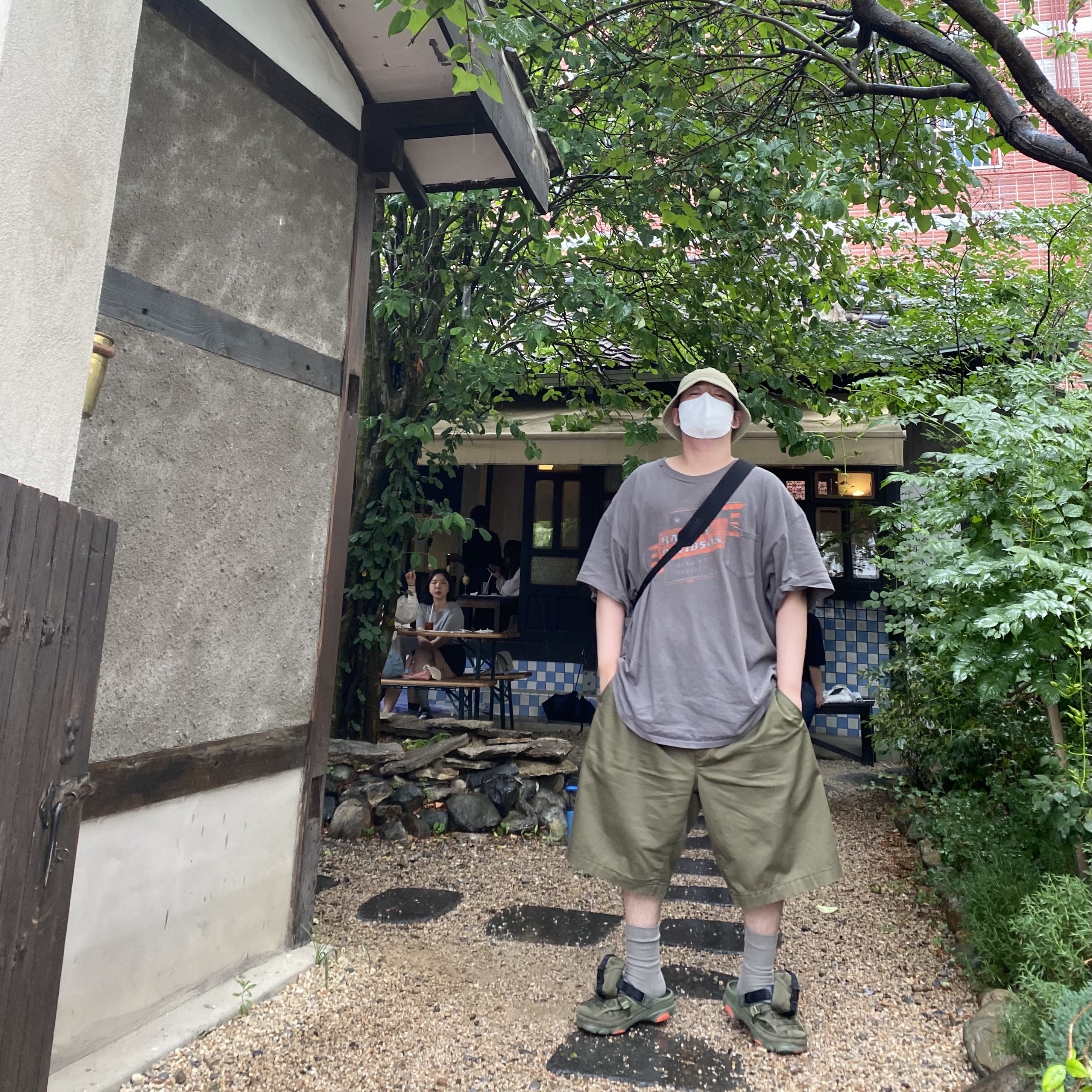 Crocs x Beams Classic All Terrain MA-1 Jacket Clog Olive, Uniqlo x Marni Wide Fit Boxy Short Pants Olive 착용 스타일 - 2