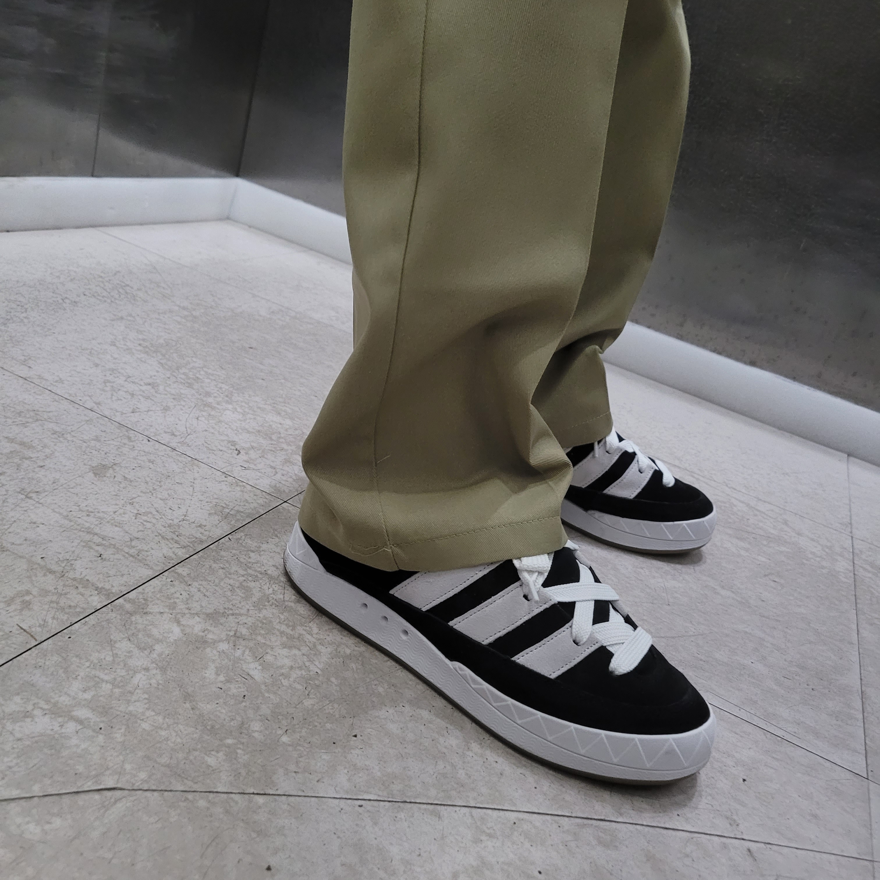 Adidas Adimatic Core Black 착용 스타일 - 1