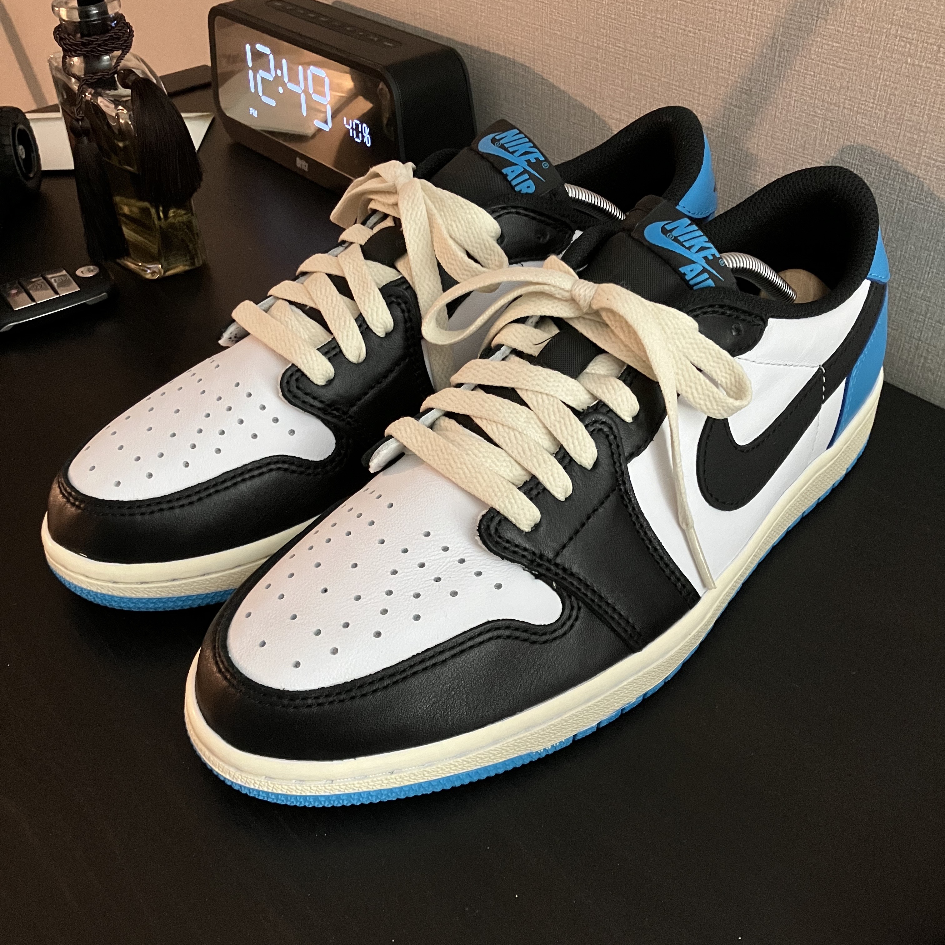 Jordan 1 Retro Low OG Black and Dark Powder Blue 착용 스타일 - 1