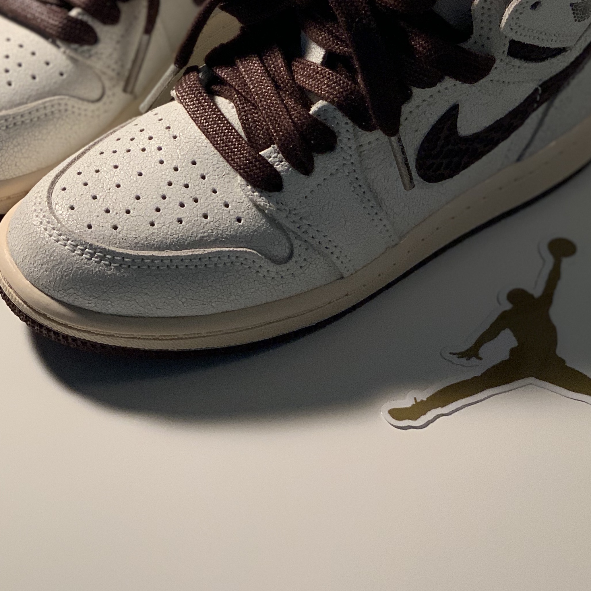 Jordan 1 x A Ma Maniere Retro High OG SP Sail and Burgundy 착용 스타일