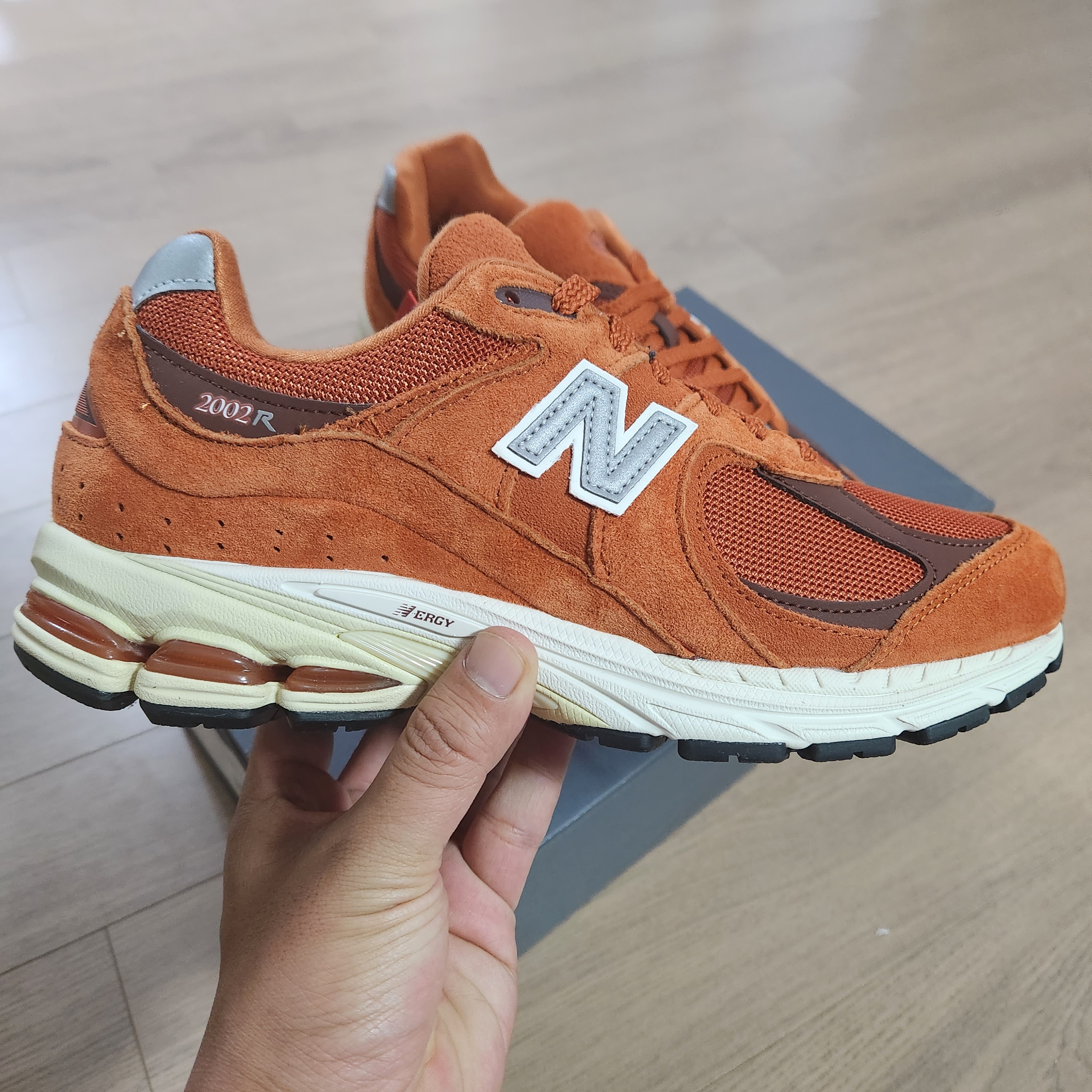 New Balance 2002R Rust Oxide 착용 스타일 - 1