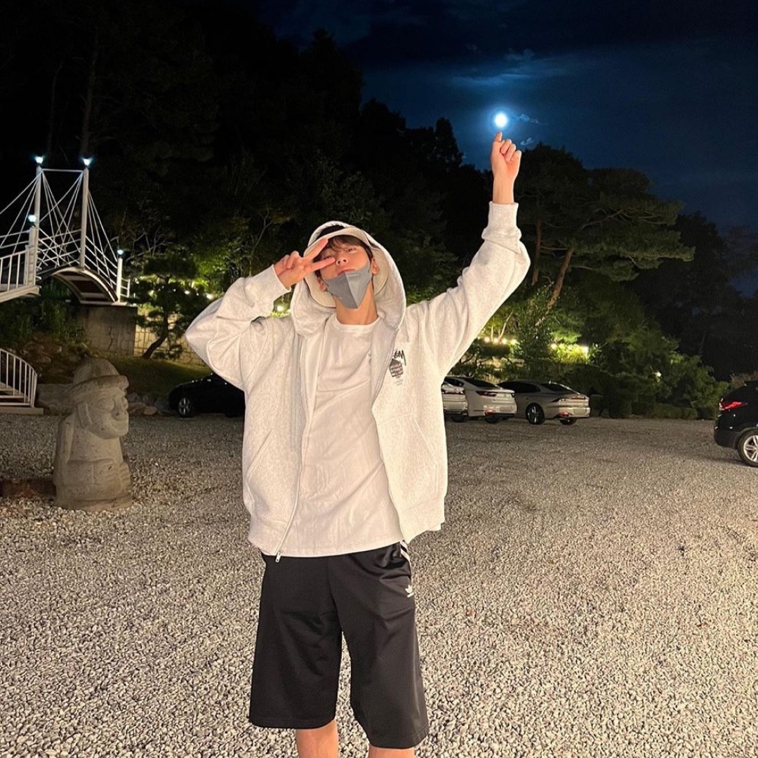 Stussy DSM World Tour Zip Hoodie Ash Heather 2021, Nike x Tom Sachs Nikecraft Studio T-Shirt White 착용 스타일 - 2
