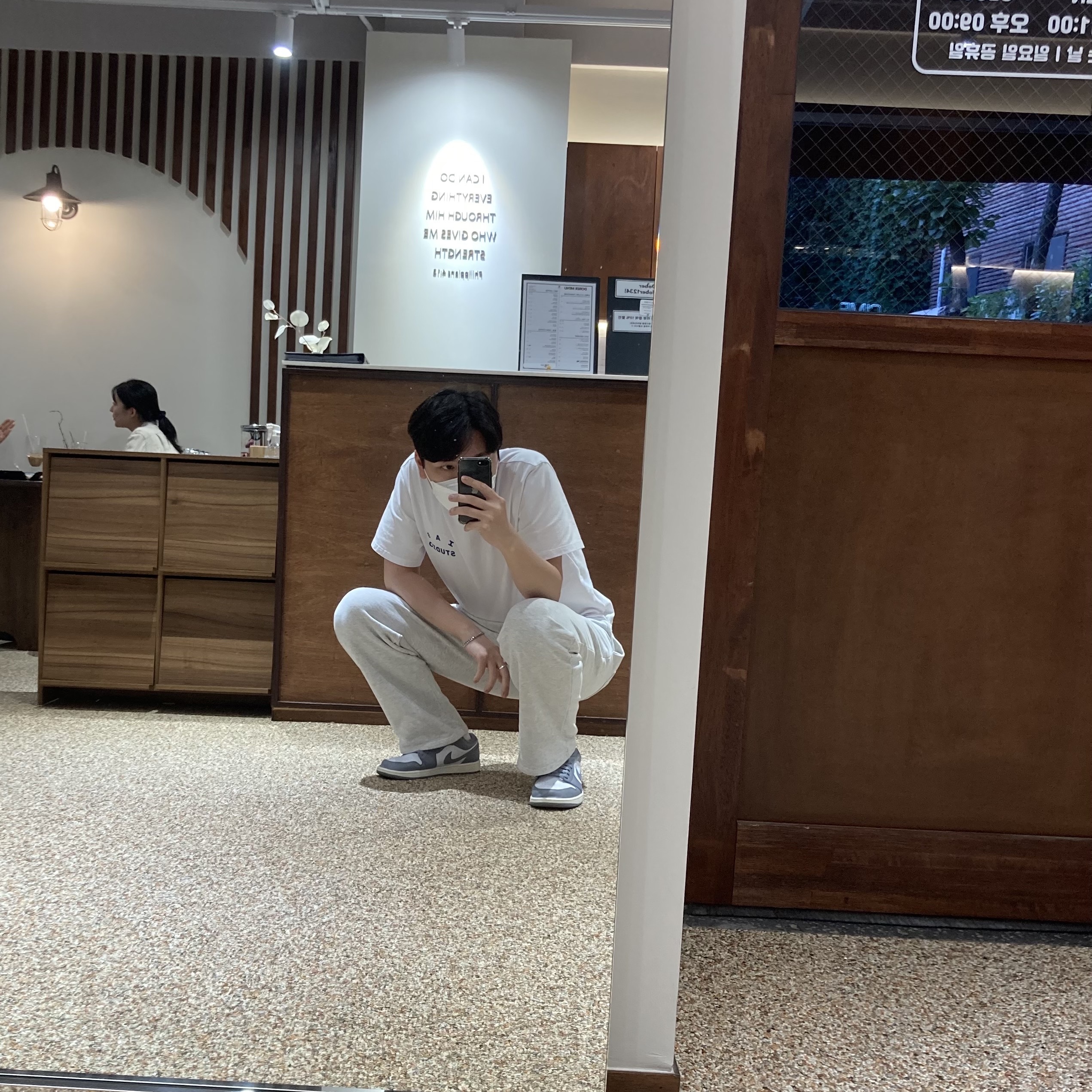 IAB Studio T-Shirt White Navy - 22FW, Jordan 1 Low Stealth and White 착용 스타일