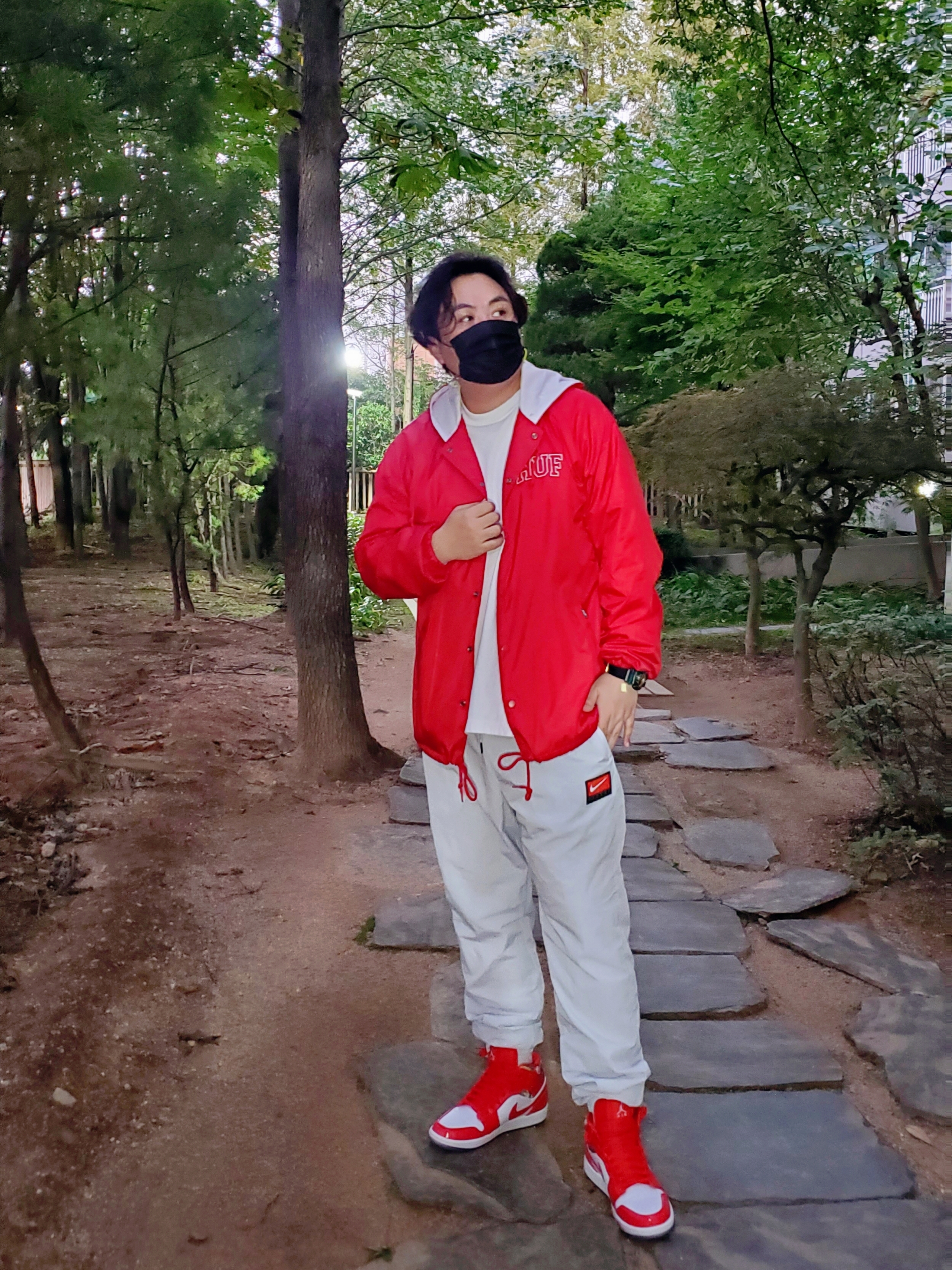 Jordan 1 Mid SE Barcelona Sweater 착용 스타일