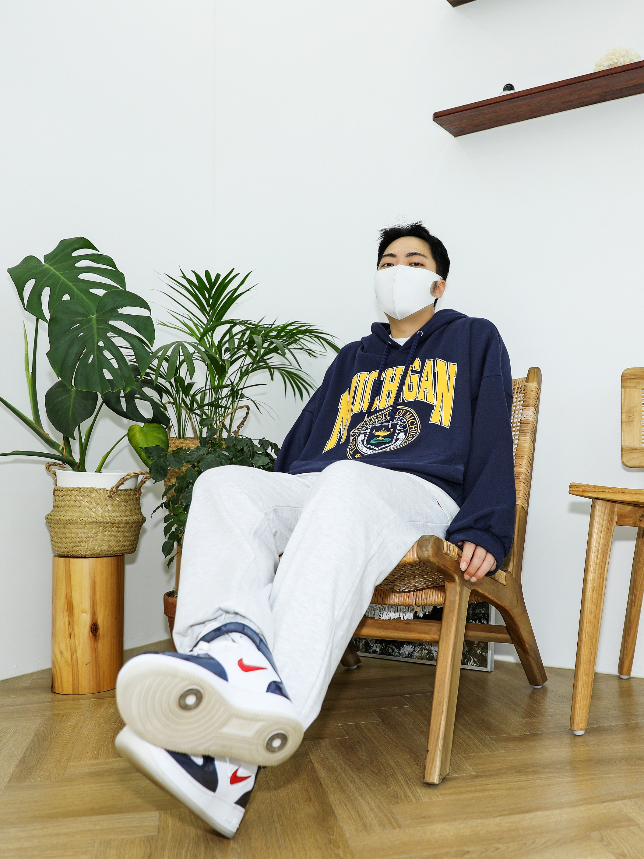 Nike Air Force 1 Mid QS University Red and Midnight Navy 착용 스타일 - 4