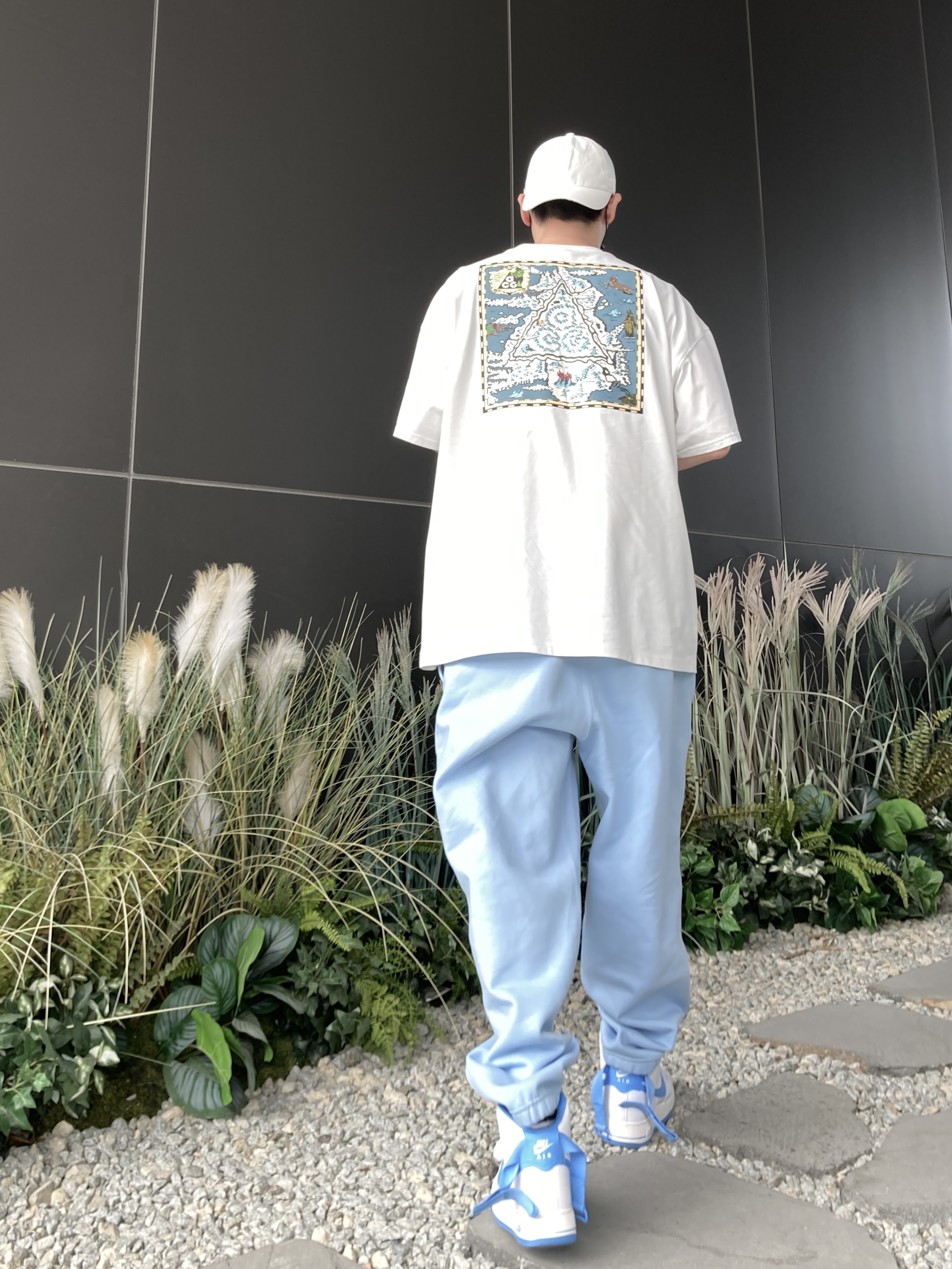 Nike ACG Iceland Map T-Shirt Summit White - US/EU, Nike NRG Solo Swoosh Fleece Pants Psychic Blue - US/EU 착용 스타일 - 3