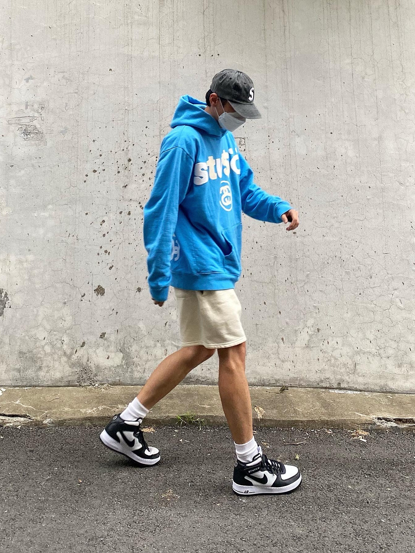Stussy x Cactus Plant Flea Market 8 Ball Pigment Dyed Hoodie Blue, Nike x Stussy Air Force 1 '07 Mid SP Black and Light Bone 착용 스타일 - 4