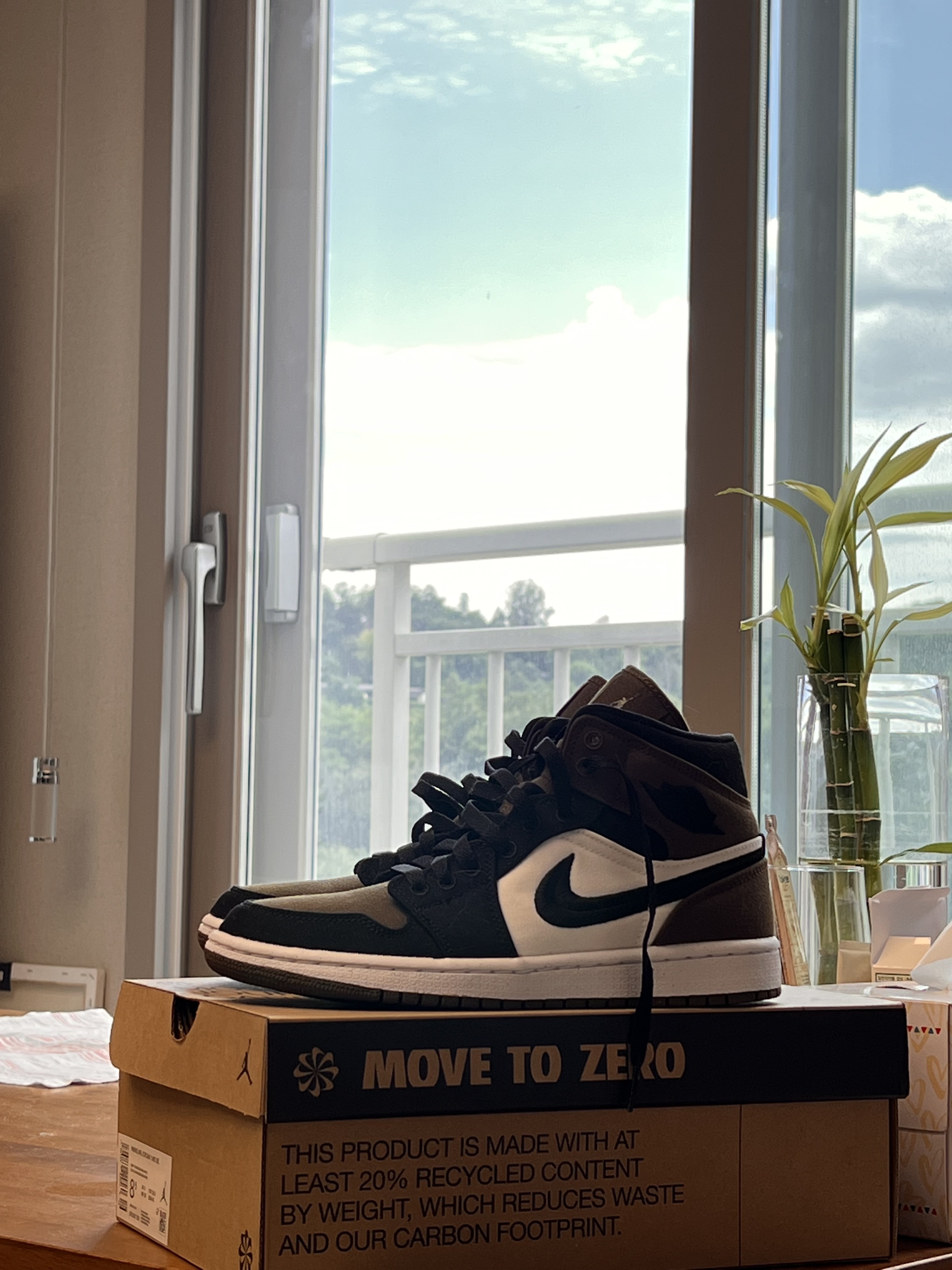 (W) Jordan 1 Mid SE Light Olive Black 착용 스타일 - 2