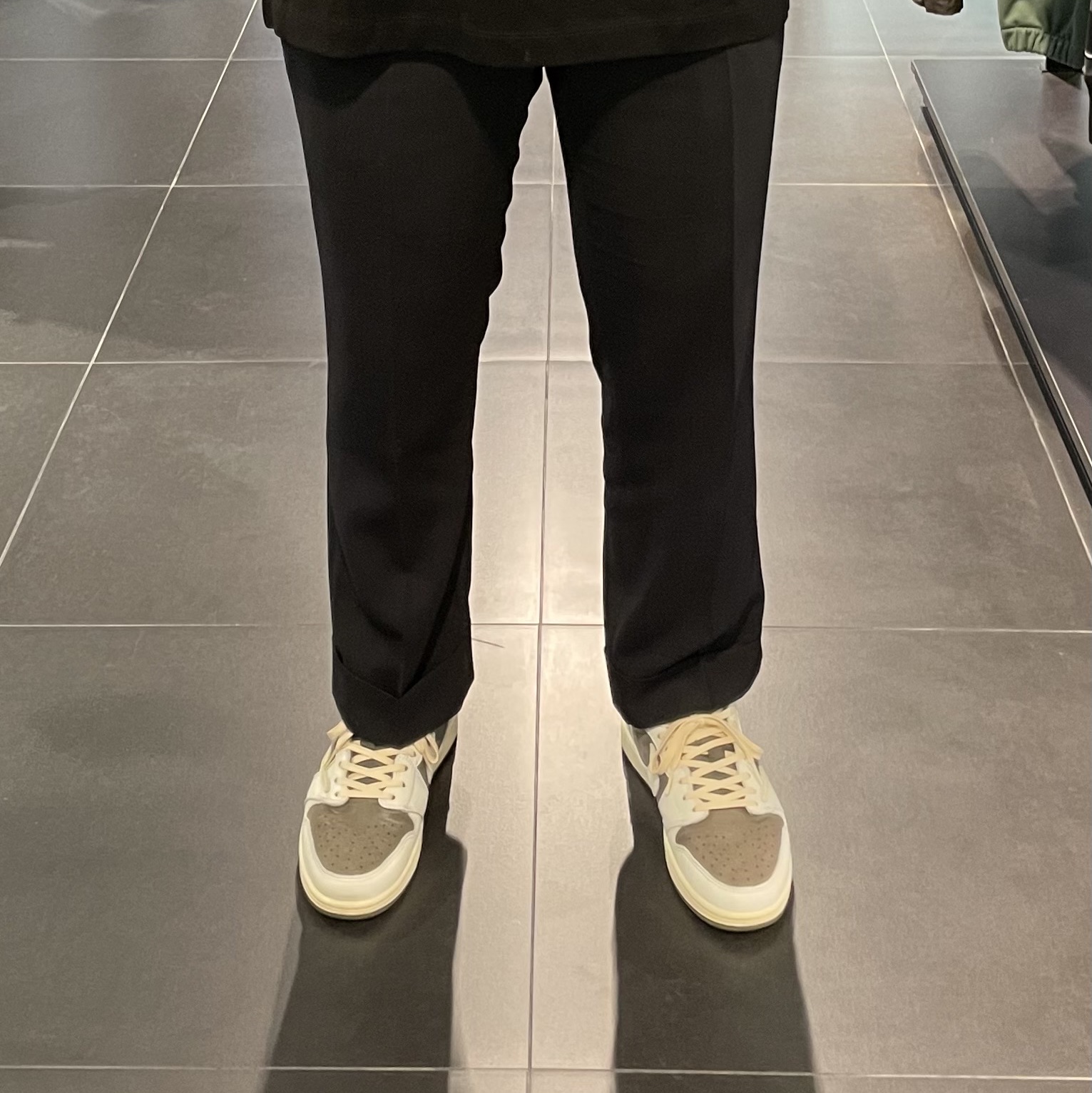 Jordan 1 x Travis Scott Retro Low OG SP Sail and Ridgerock 착용 스타일