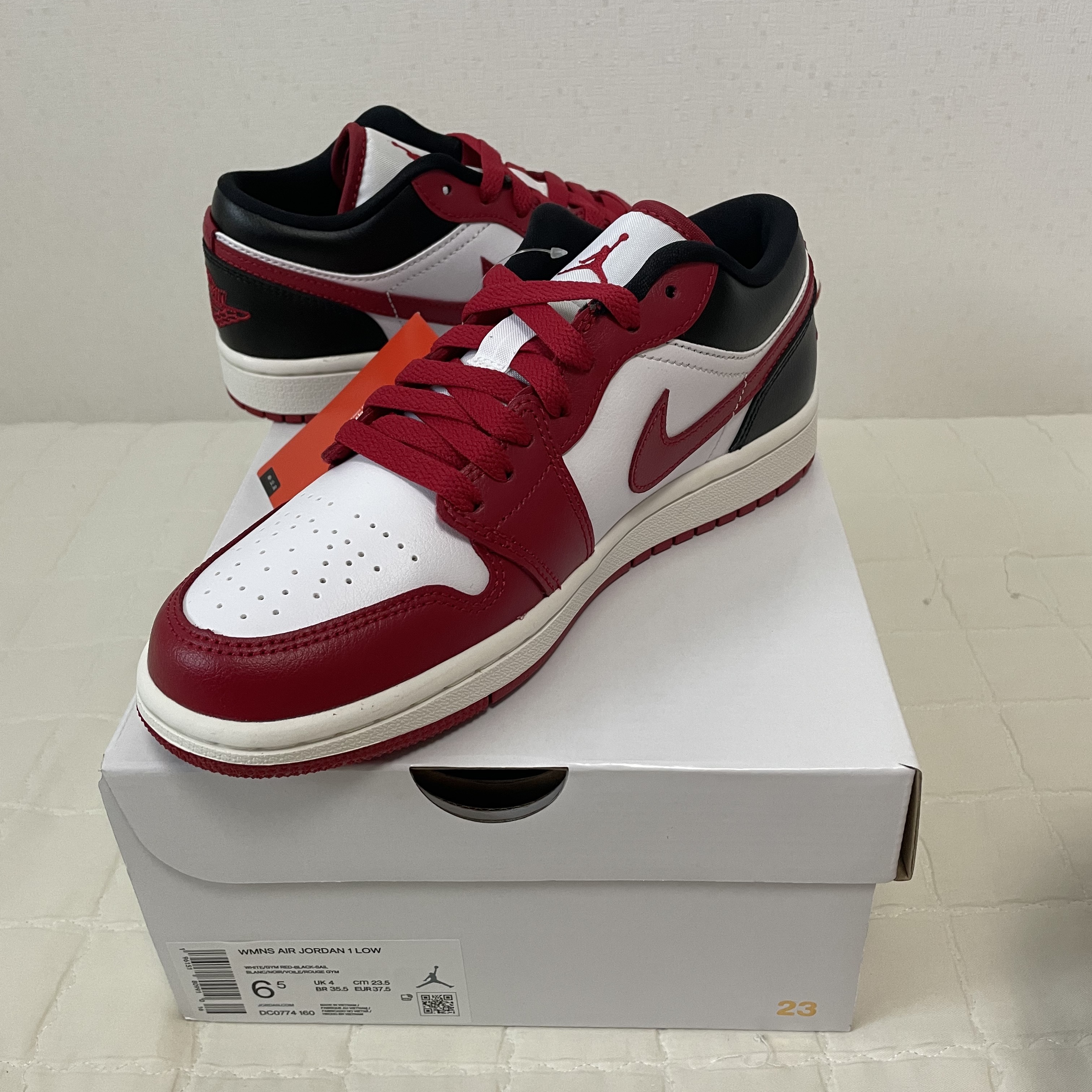 (W) Jordan 1 Low White Gym Red 착용 스타일 - 2