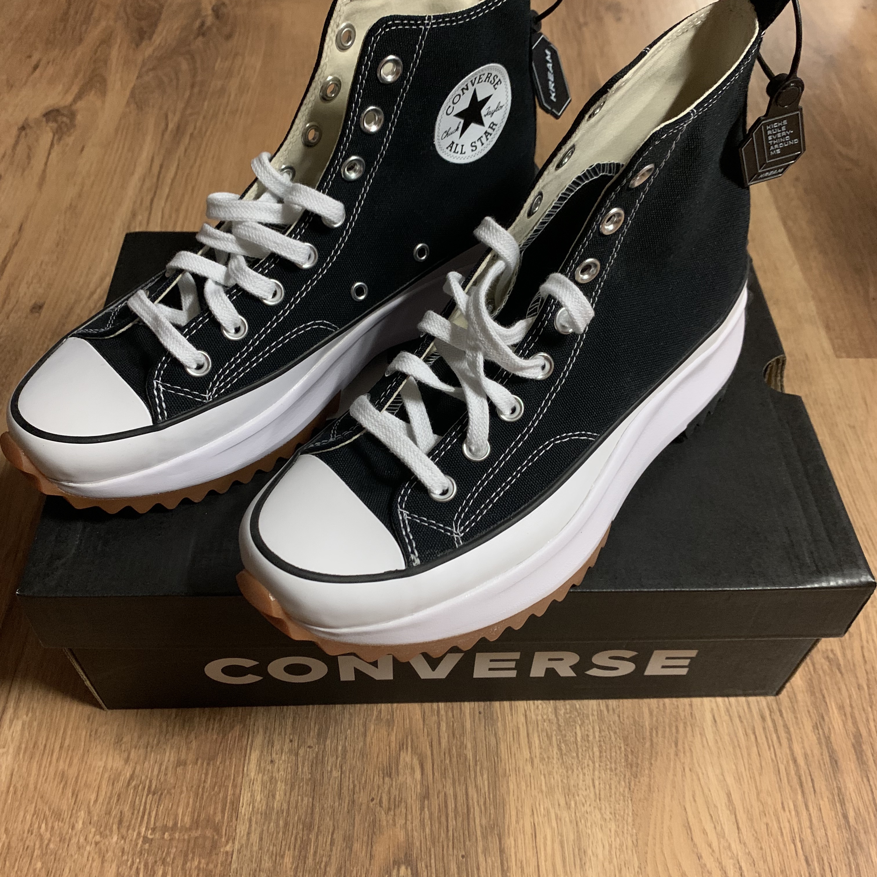 Converse Run Star Hike Hi Black White Gum 착용 스타일 - 2