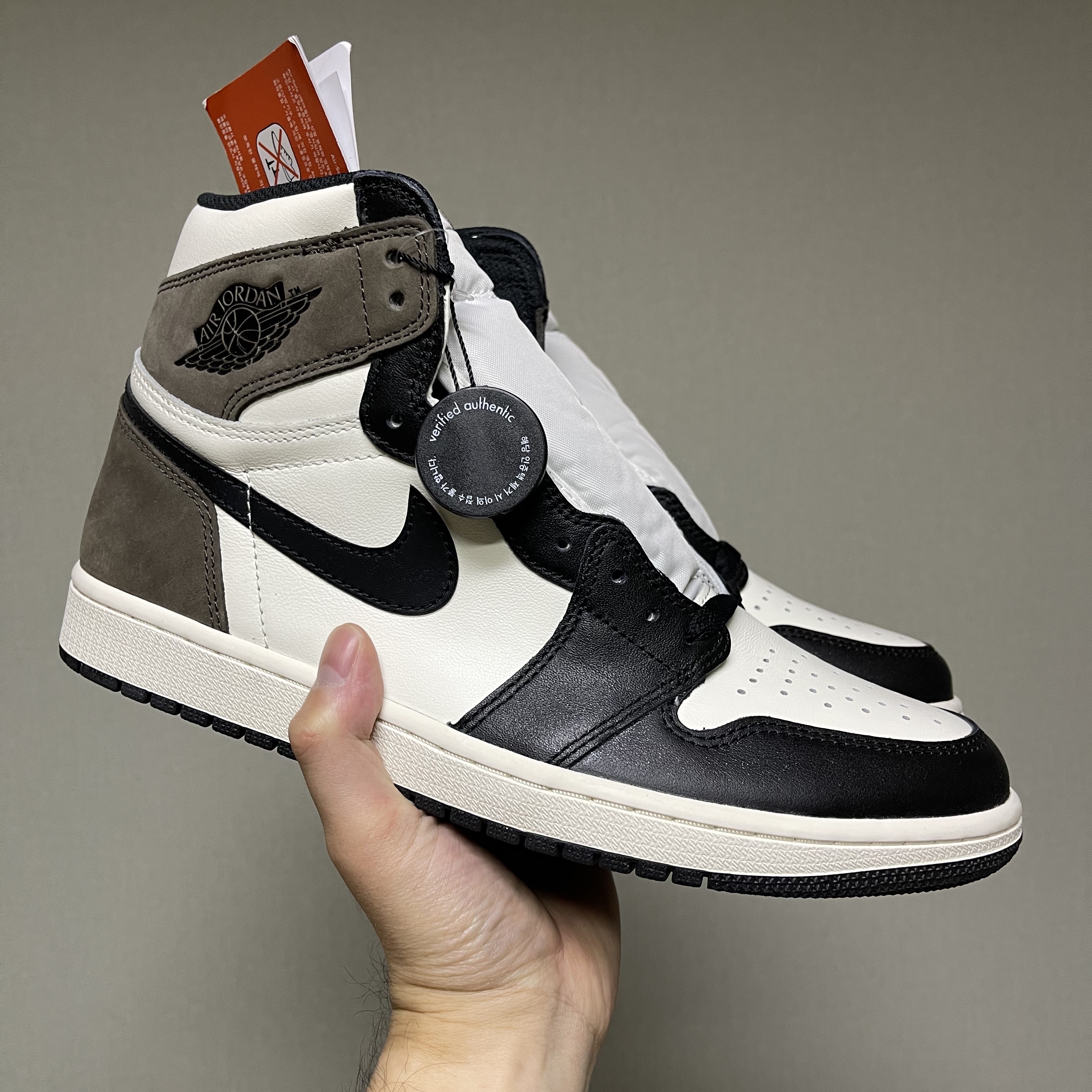 Jordan 1 Retro High OG Black Mocha 착용 스타일 - 3