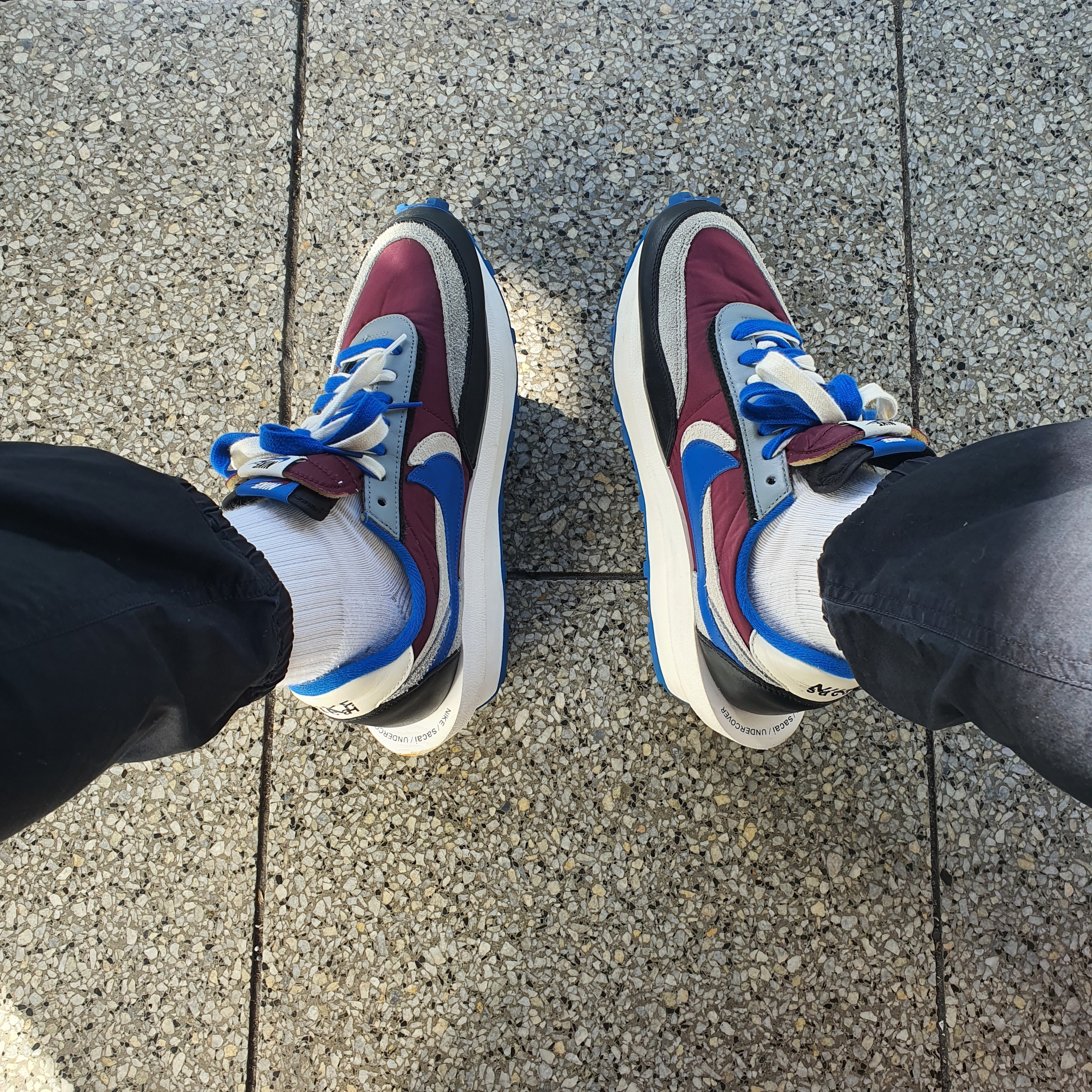 Nike x Sacai x Undercover LDWaffle Night Maroon Team Royal 착용 스타일 - 2