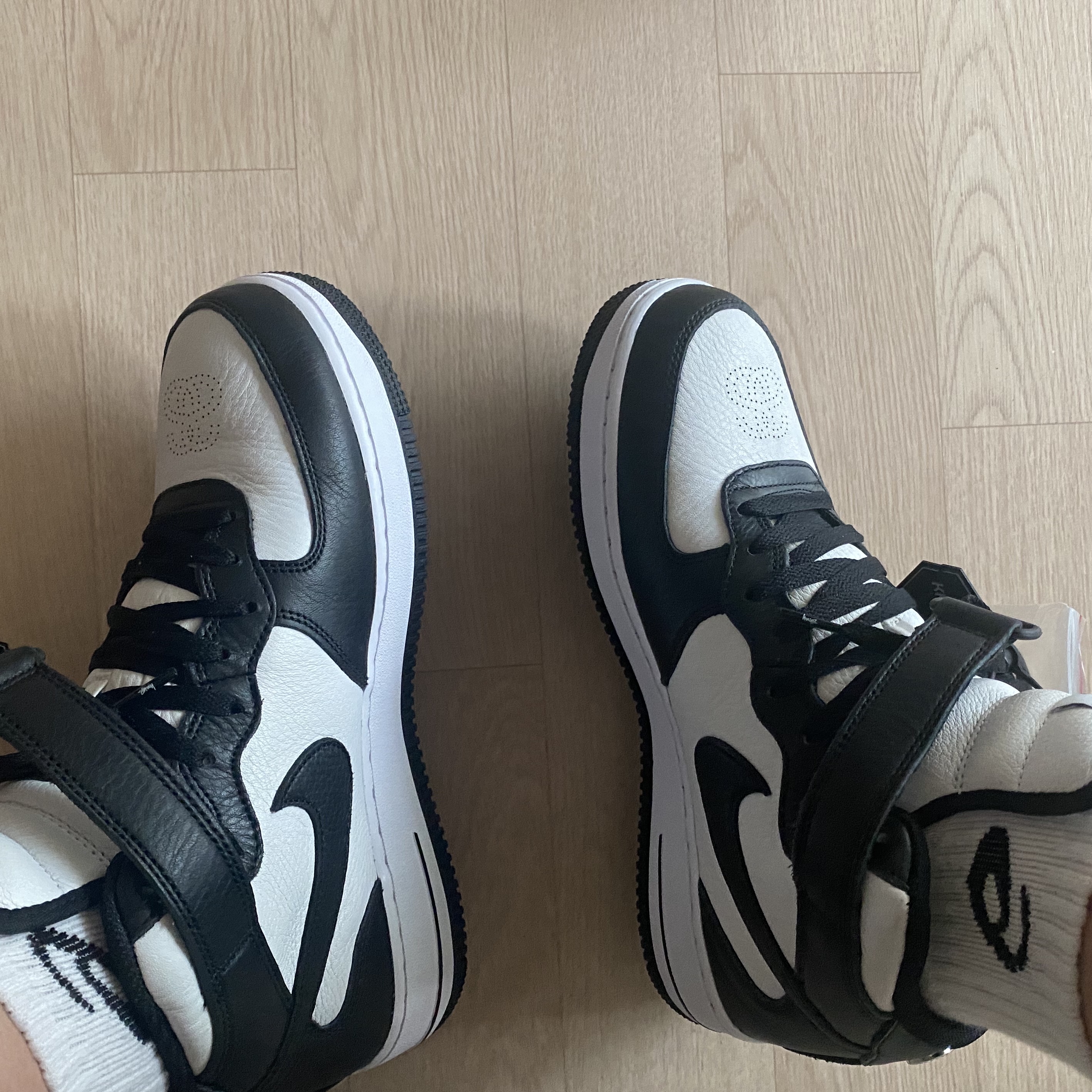 Nike x Stussy Air Force 1 '07 Mid SP Black and Light Bone 착용 스타일
