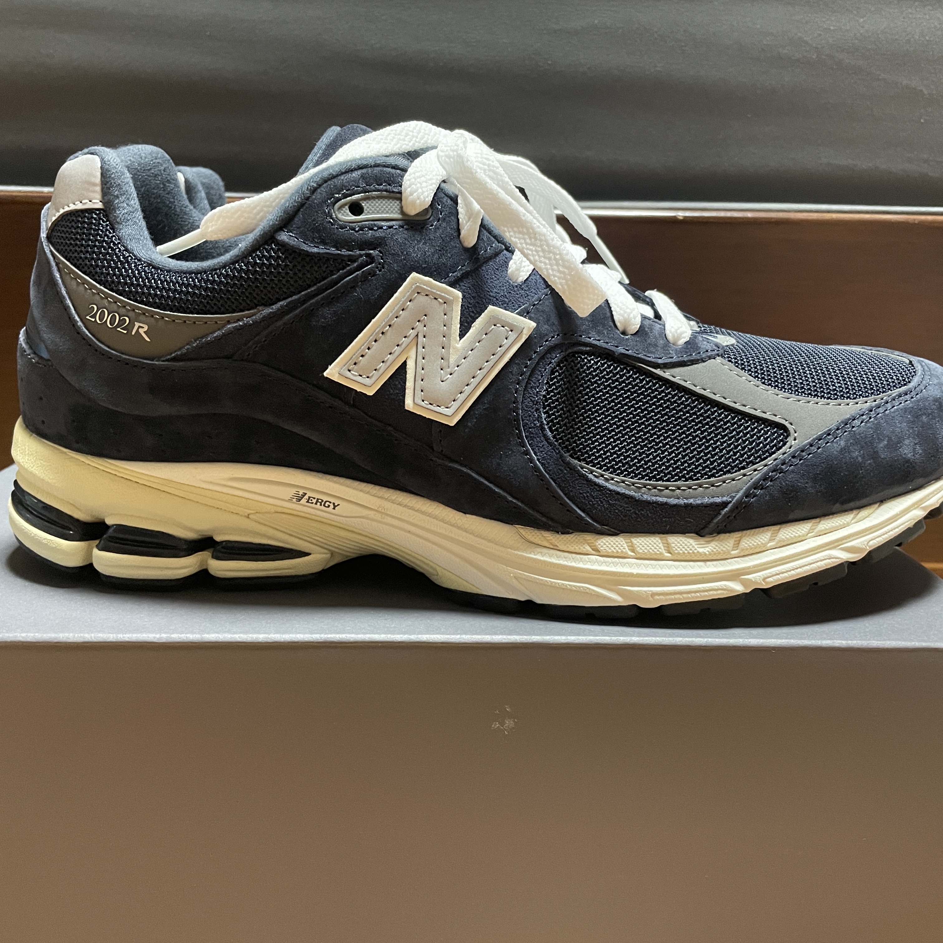 New Balance 2002R Eclipse Castlerock 착용 스타일 - 4