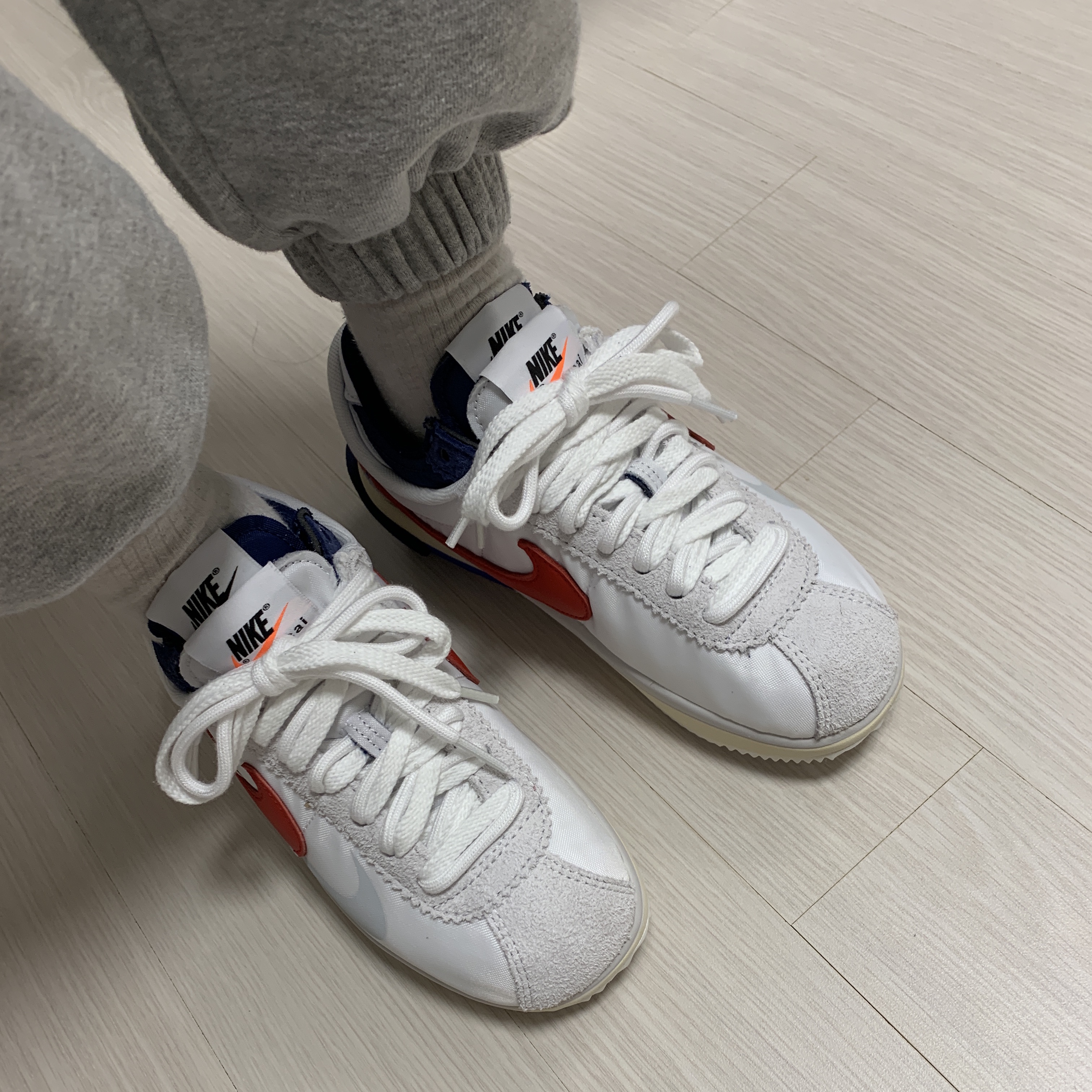 Nike x Sacai Zoom Cortez SP White and University Red 착용 스타일 - 1