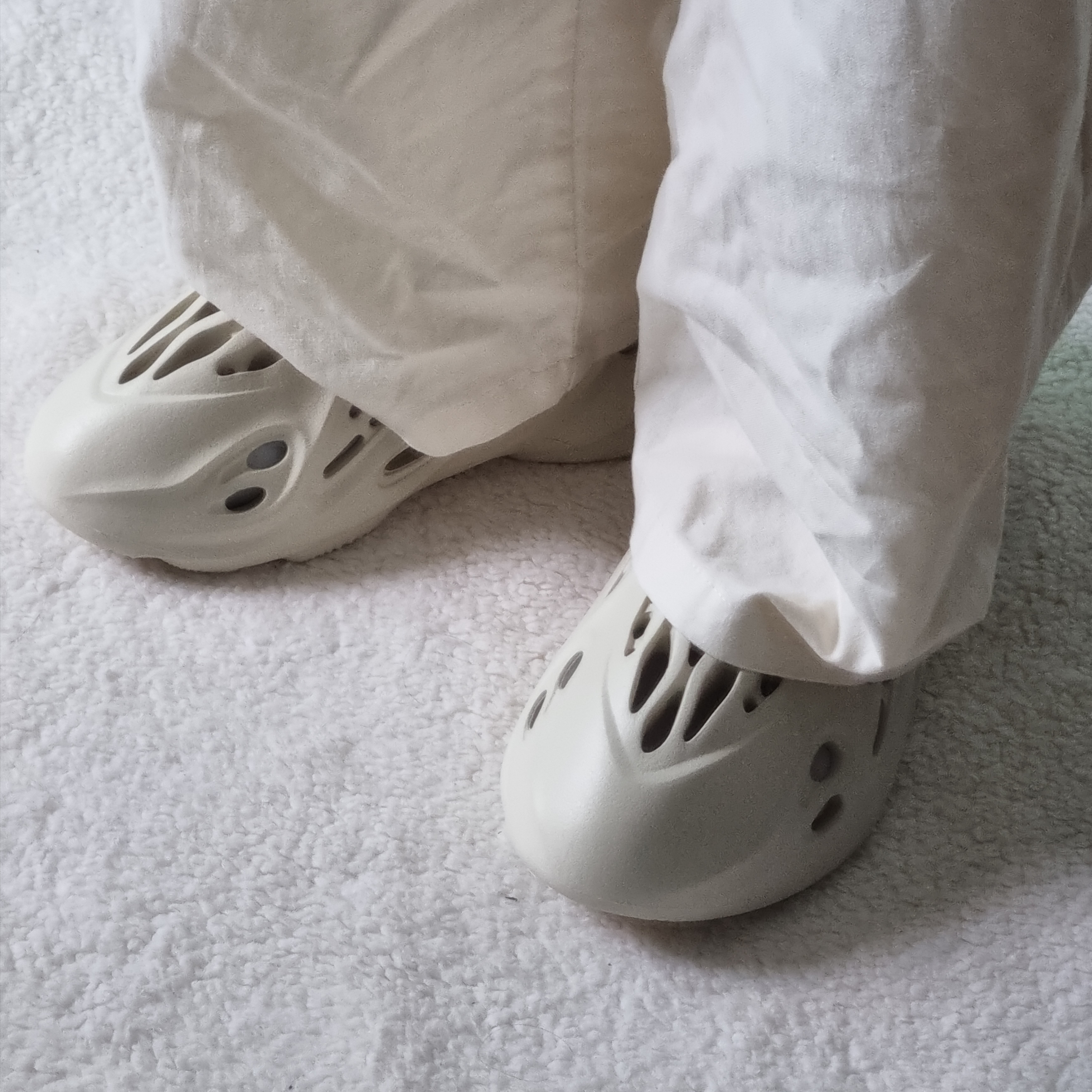 Adidas Yeezy Foam RNNR Sand 착용 스타일