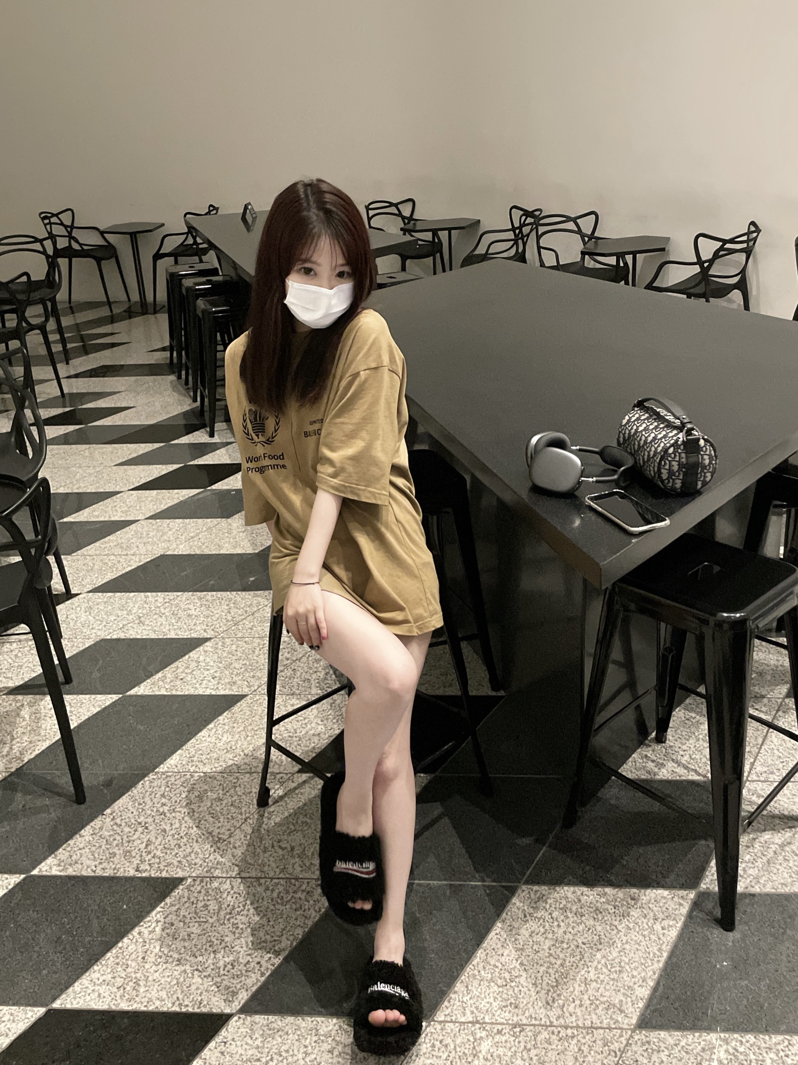 Dior Shoulder Strap Pouch Beige & Black Dior Oblique Jacquard, Apple AirPods Max Lightning Space Gray (Korean Ver.) 착용 스타일 - 2