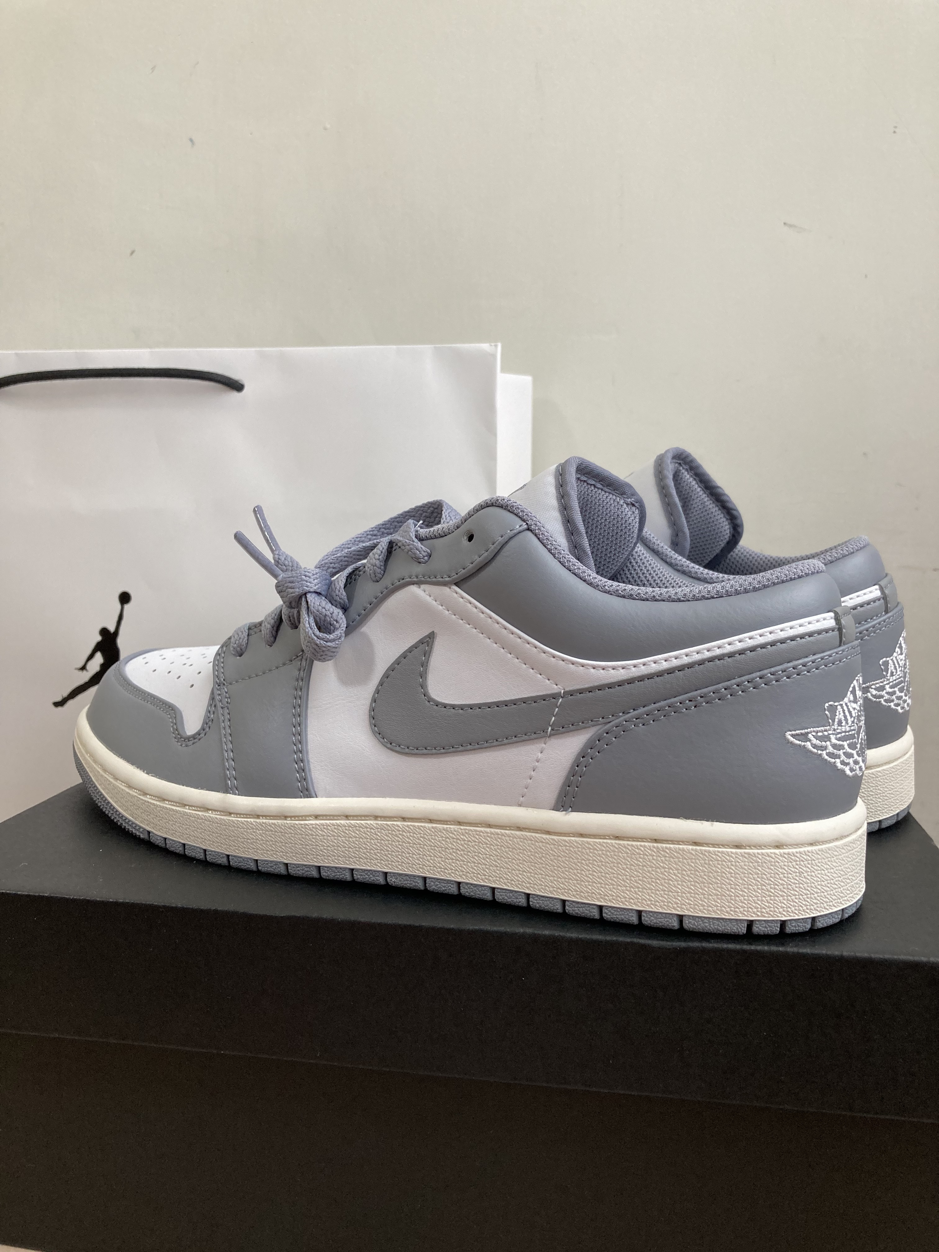 Jordan 1 Low Stealth and White 착용 스타일