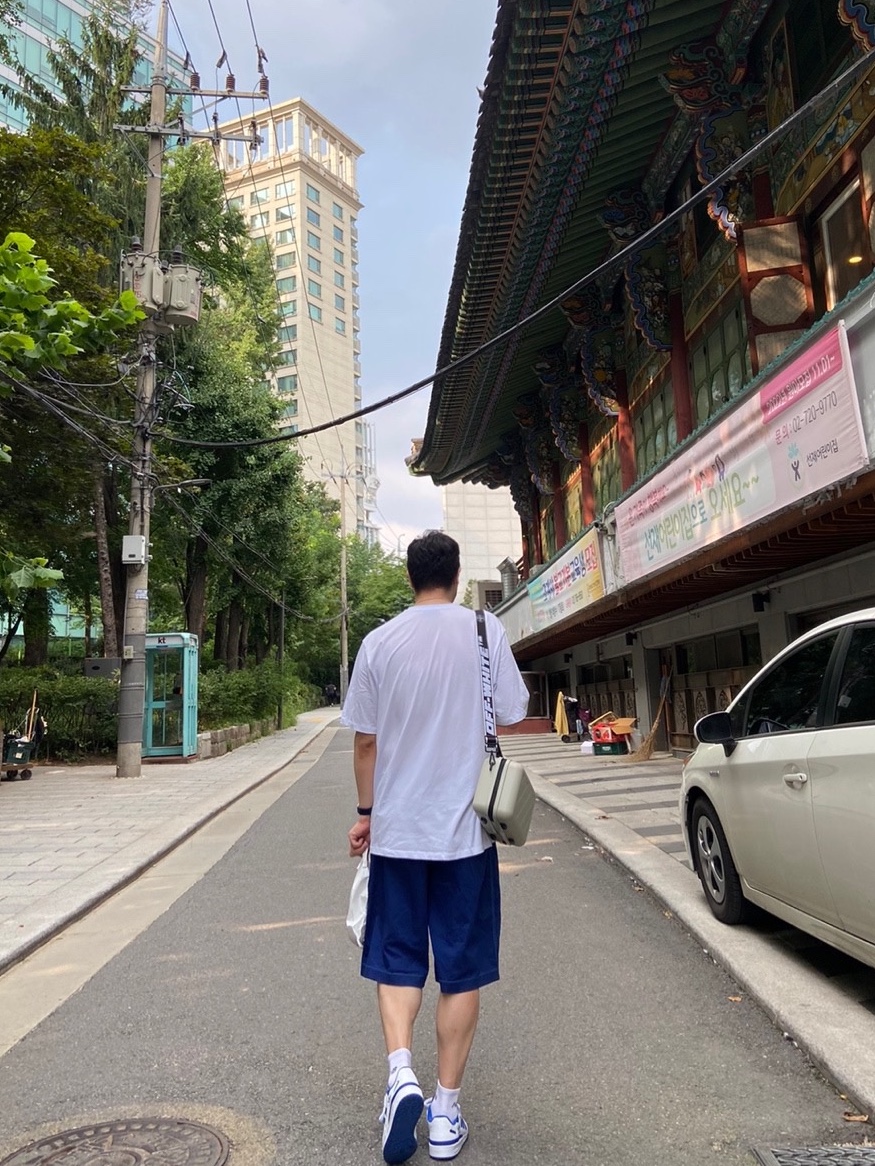 Off-White x Amore Pacific Protection Box (Without Cosmetics), Uniqlo x Marni Wide Fit Boxy Short Pants Blue 착용 스타일