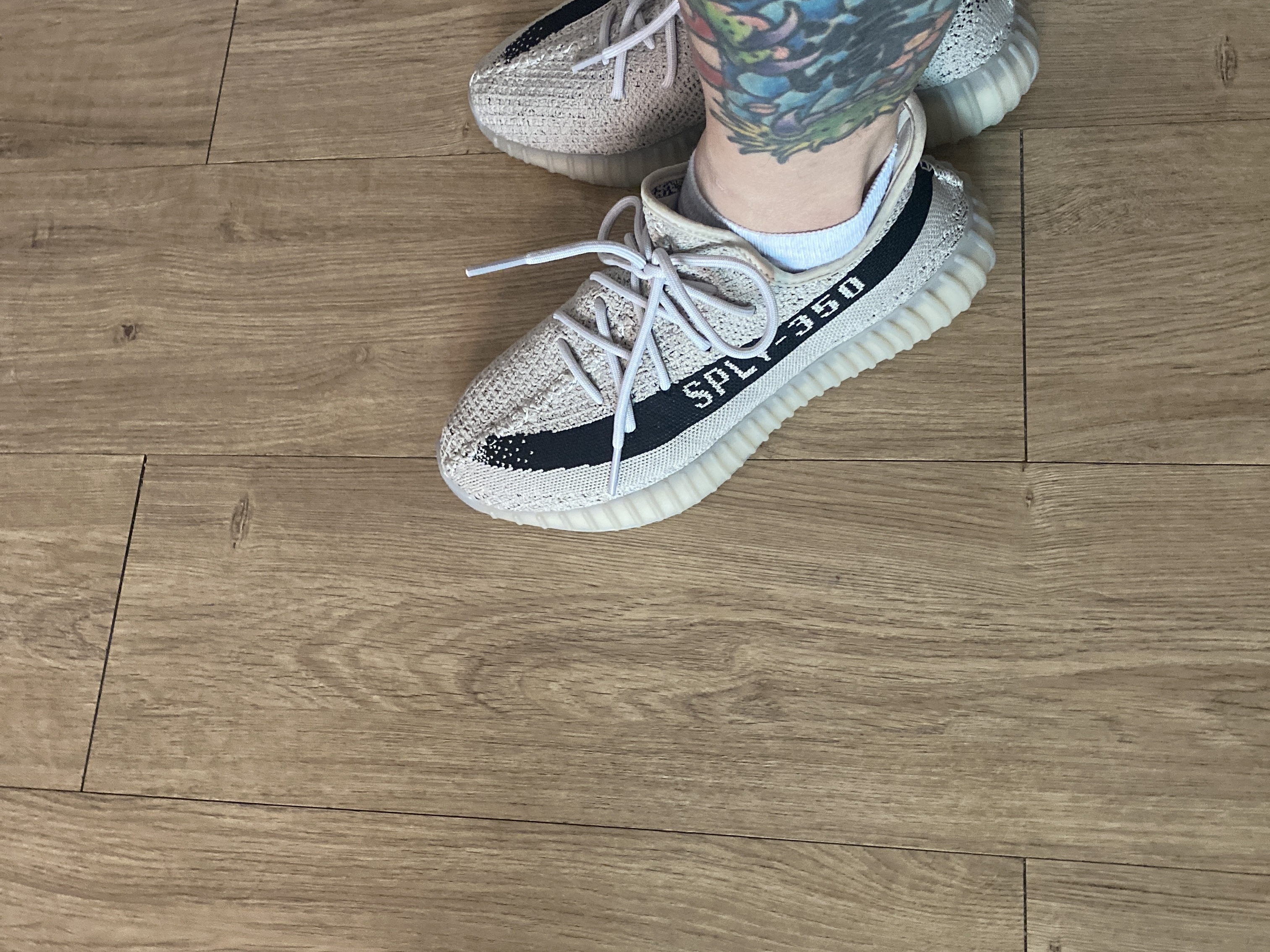 Adidas Yeezy Boost 350 V2 Slate Core Black 2022/2023 착용 스타일 - 1