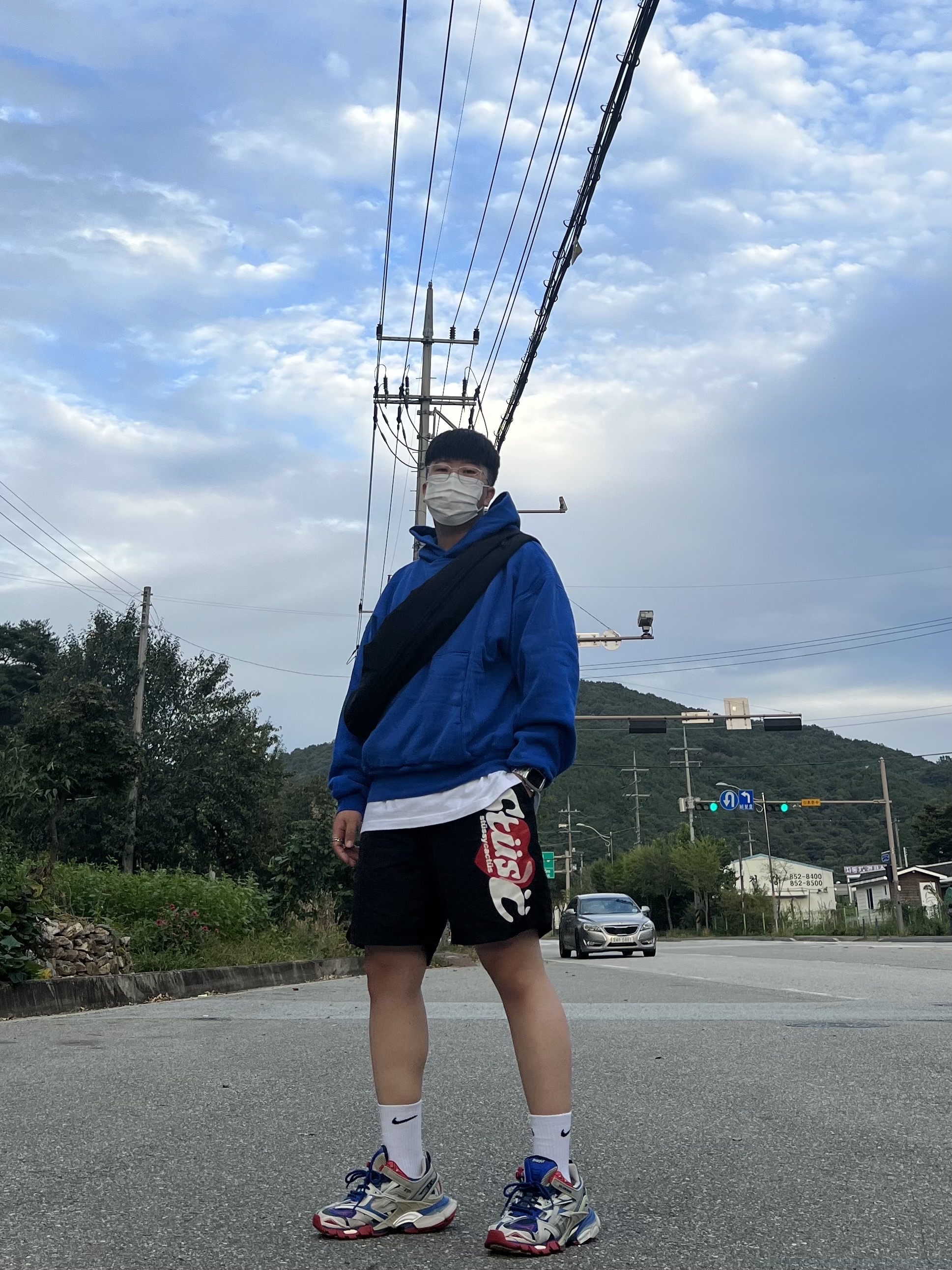 Balenciaga Track.2 Sneakers Blue Red 2019, Yeezy Gap Engineered By Balenciaga Snake Bag Black 착용 스타일 - 2